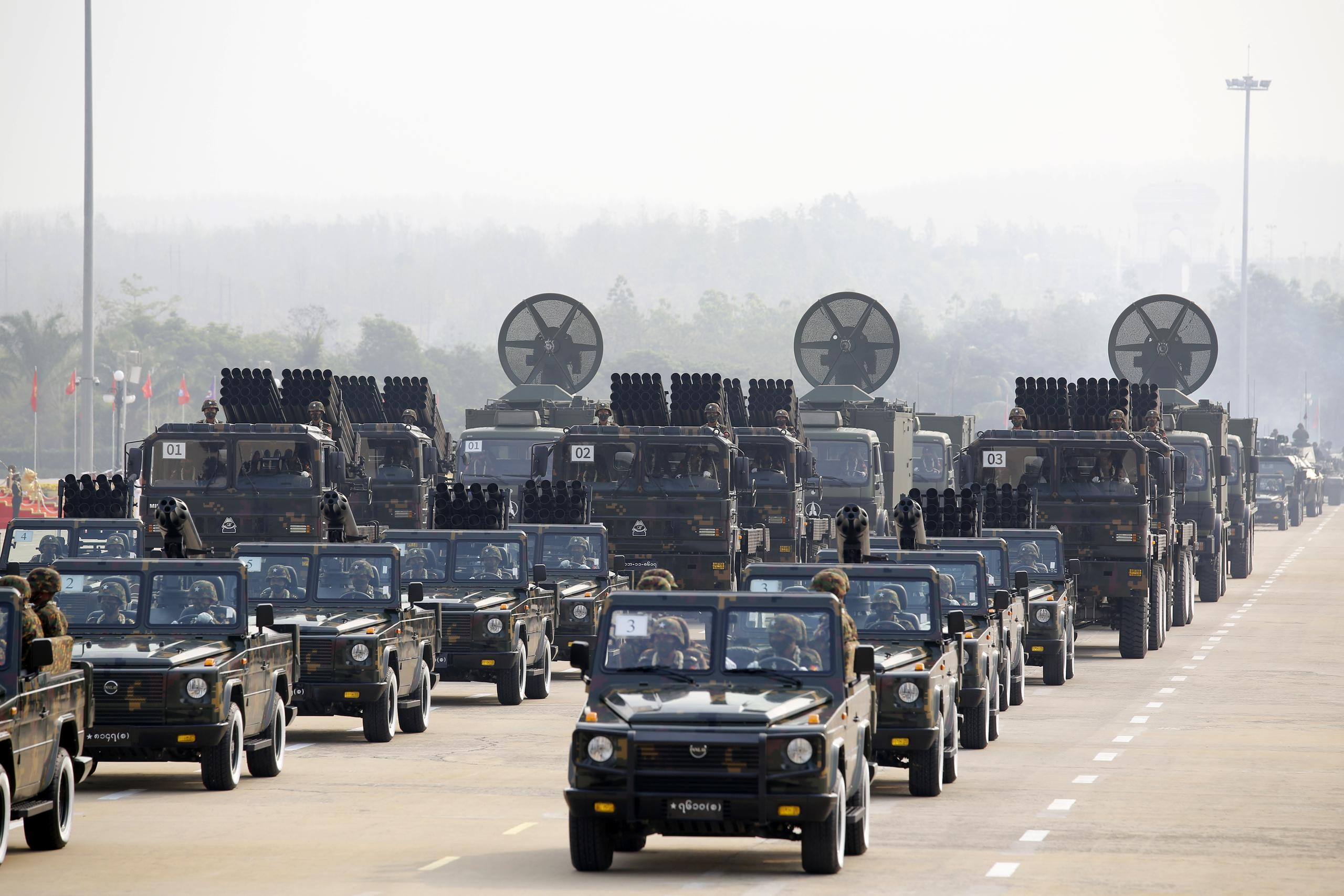 La junta militar que dio el golpe de Estado el mes pasado celebró hoy un desfile militar que contó con presencia de representantes de Rusia, China, India, Pakistán, Bangladesh, Vietnam, Laos y Tailandia. 