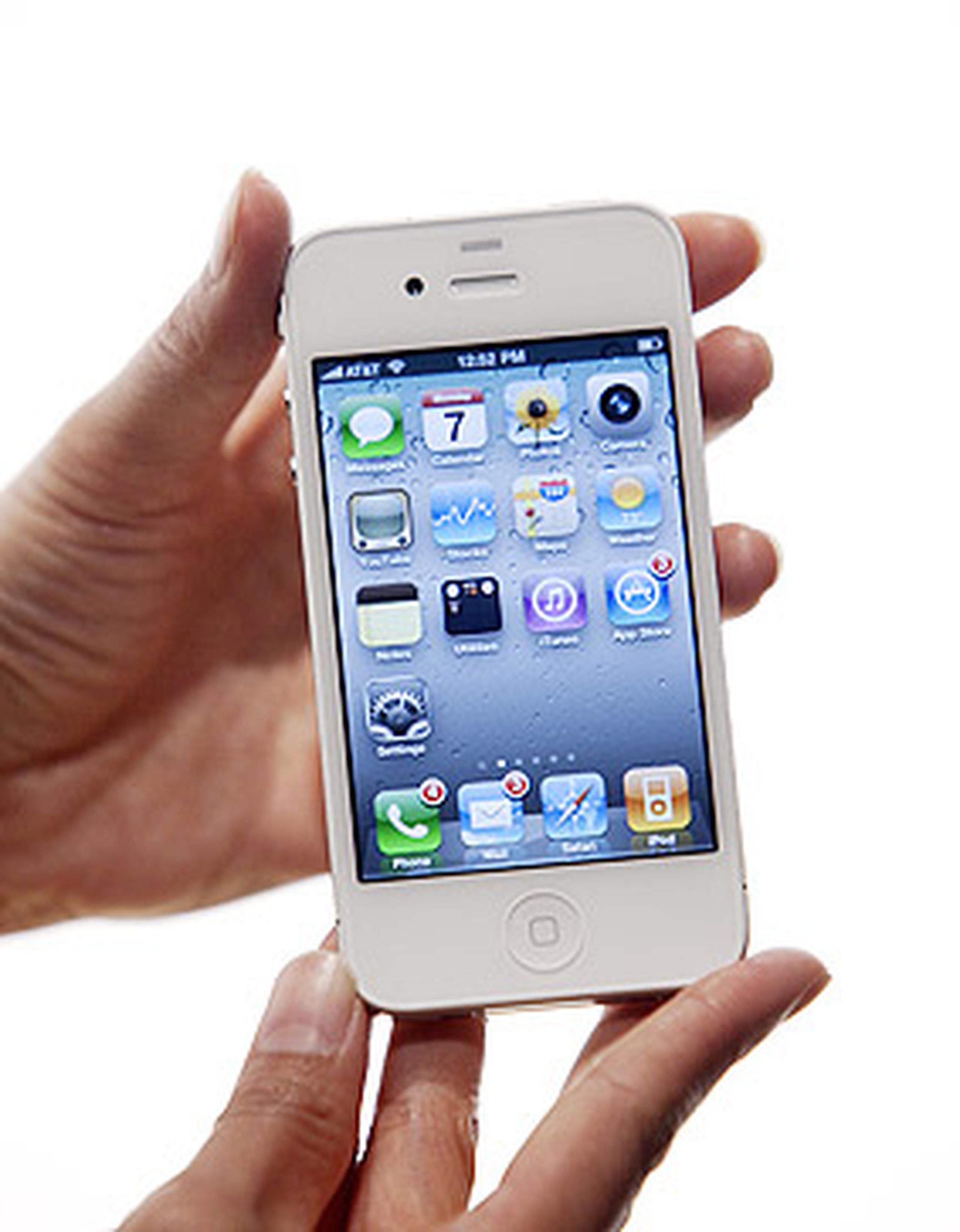 El iPhone 4 negro salió a la venta en junio pasado. La empresa esperaba tener los teléfonos blancos disponibles en julio, luego a finales de 2010. (Archivo)
