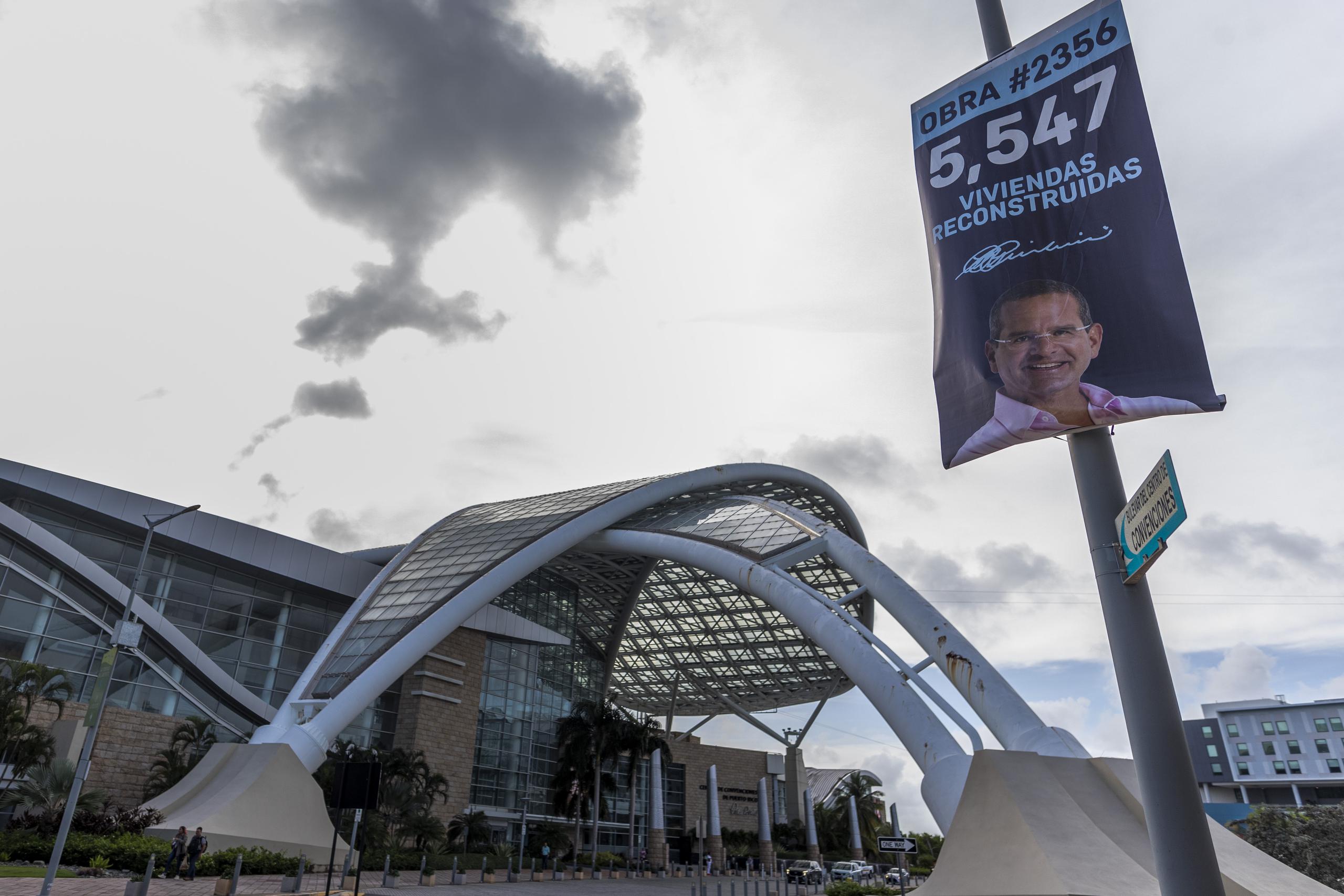 Los alrededores del Centro de Convenciones, en Miramar, ya mostraban ayer afiches alusivos al gobernador.