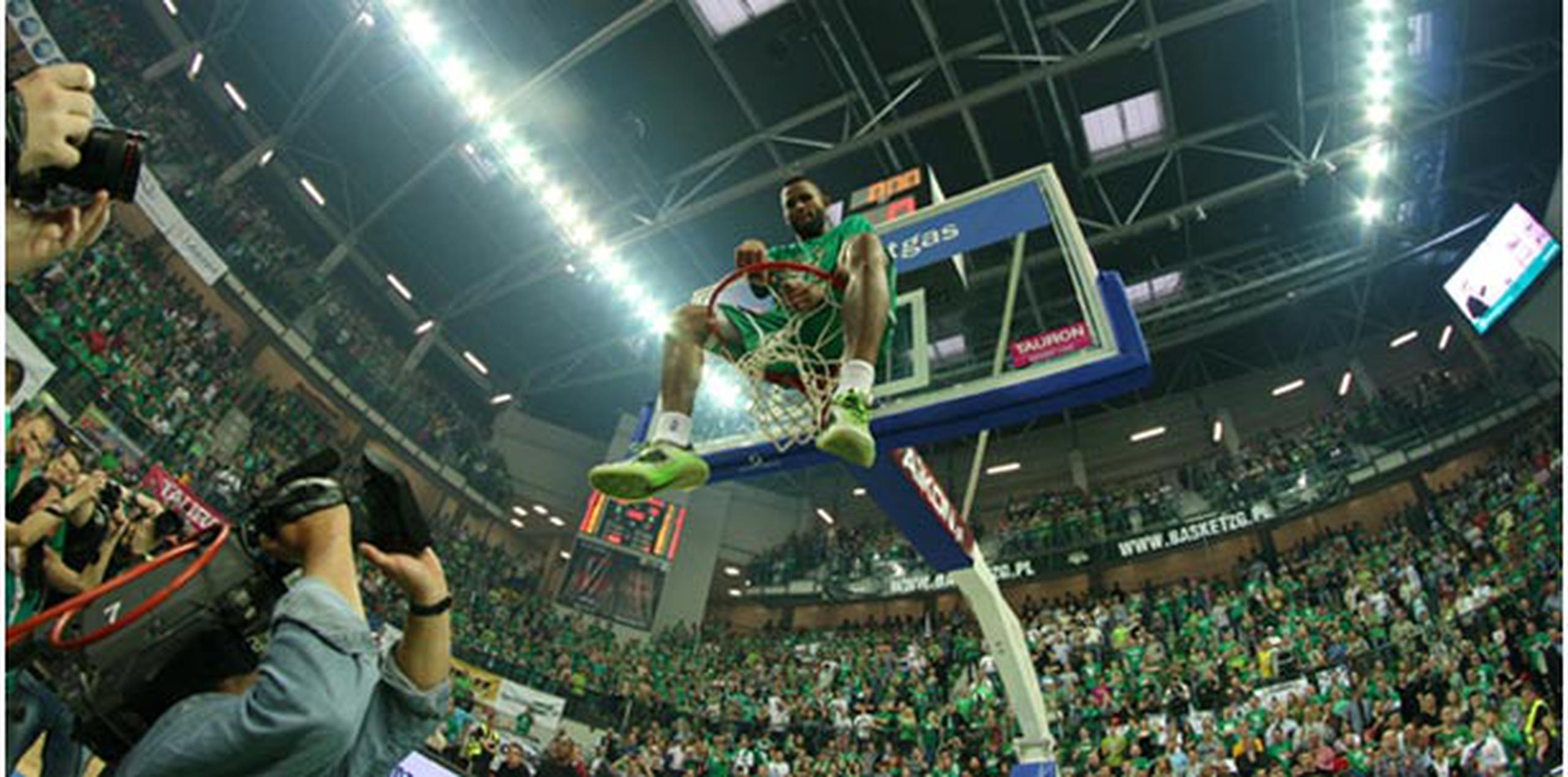 Walter Hodge remueve la malla de uno de los canastos tras ganar el campeonato de Polonia. (Suministrada / Zastal Basket)