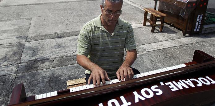Enrique Matos Martínez, director de la Escuela Libre de Música de Mayagüez, dice que para sus estudiantes ver un piano en la vía pública los anima a tocar sin inhibiciones. (Para Primera Hora / Olimpo Ramos)