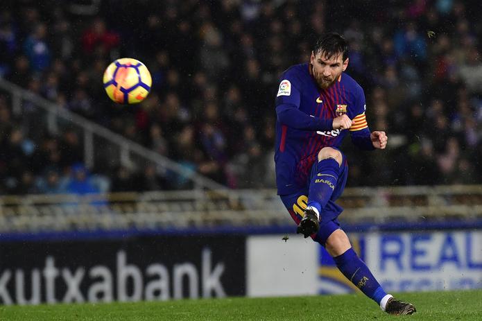 En imagen de archivo del 14 de enero de 2018, el delantero argentino Lionel Messi anota el cuarto gol del Barcelona en un partido de La Liga española ante la Real Sociedad en el estadio Anoeta, en San Sebastián, España.