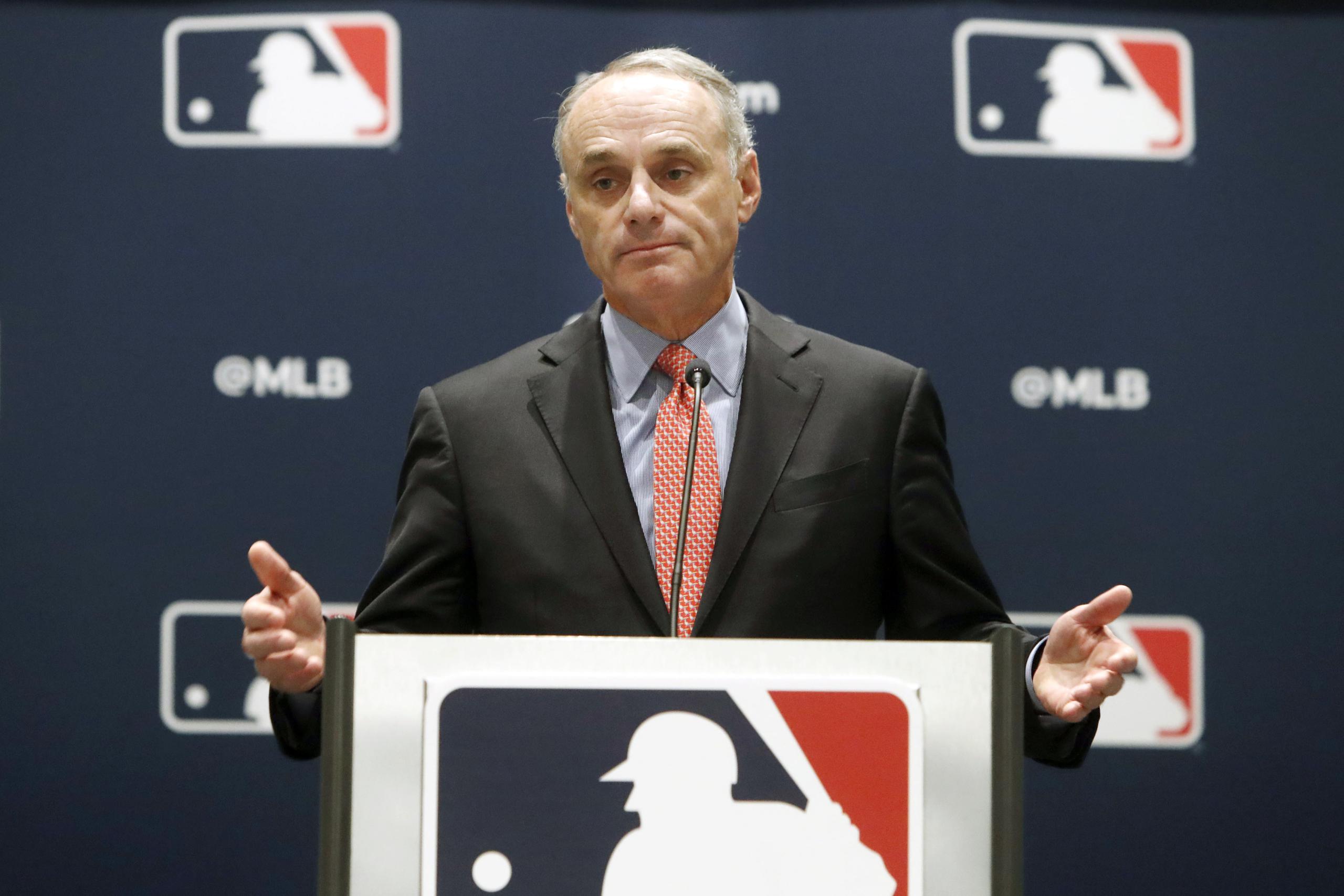 El comisionado de Major League Baseball, Rob Manfred, daría a los equipos la flexibilidad de suspender contratos o recortar salarios como medida para aliviar sus dificultades económicas en medio de la pandemia.