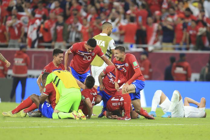 Los jugadores de Costa Rica celebran tras derrotar 1-0 a Nueva Zelanda en el repechaje para la Copa del Mundo en Al Rayyan, Qatar, el martes 14 junio de 2022. (AP Foto/Hussein Sayed)