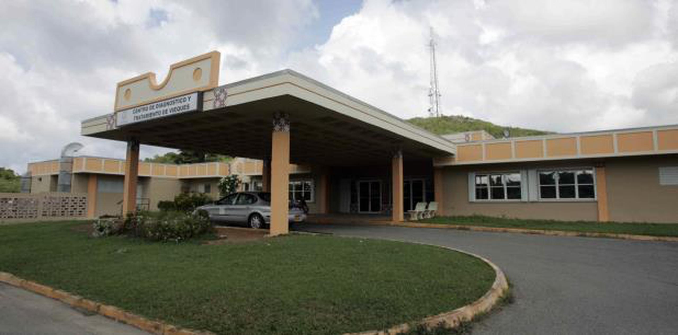 Desde que el huracán María destruyó el hospital Susana Centeno, los servicios fueron trasladados al refugio del municipio, para que el Departamento de Salud pudiera mantener operando la Sala de Emergencias.  (Archivo)