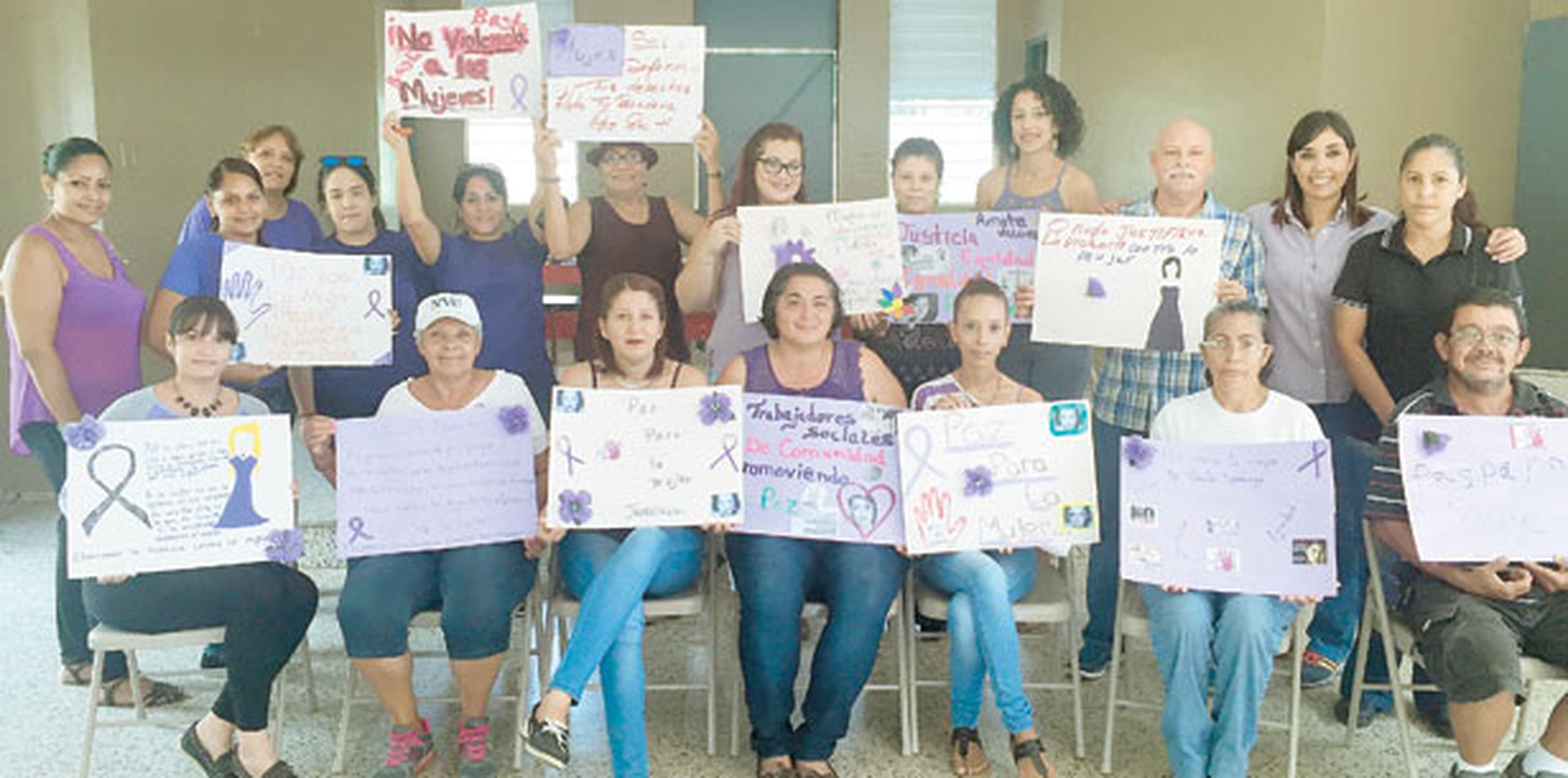 Residentes en el barrio Santo Domingo en Peñuelas, prepararon carteles para llevar sus mensajes particulares contra la violencia de género. (Suministrada)