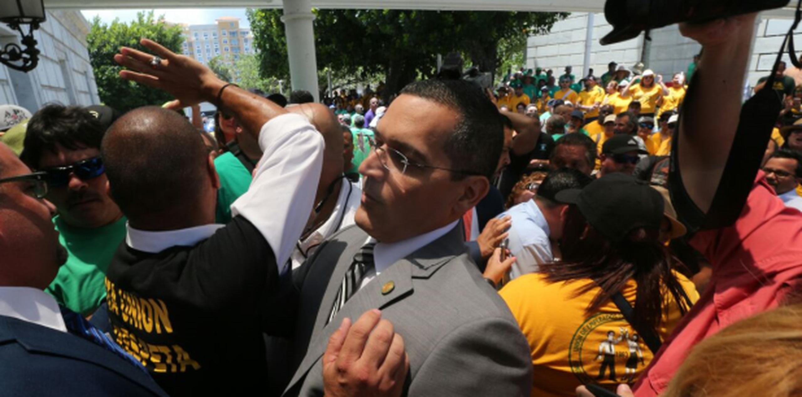 Momento en que el representante José Enrique "Quiquito" Meléndez trata de entrar al Capitolio. (juan.martinez@gfrmedia.com)