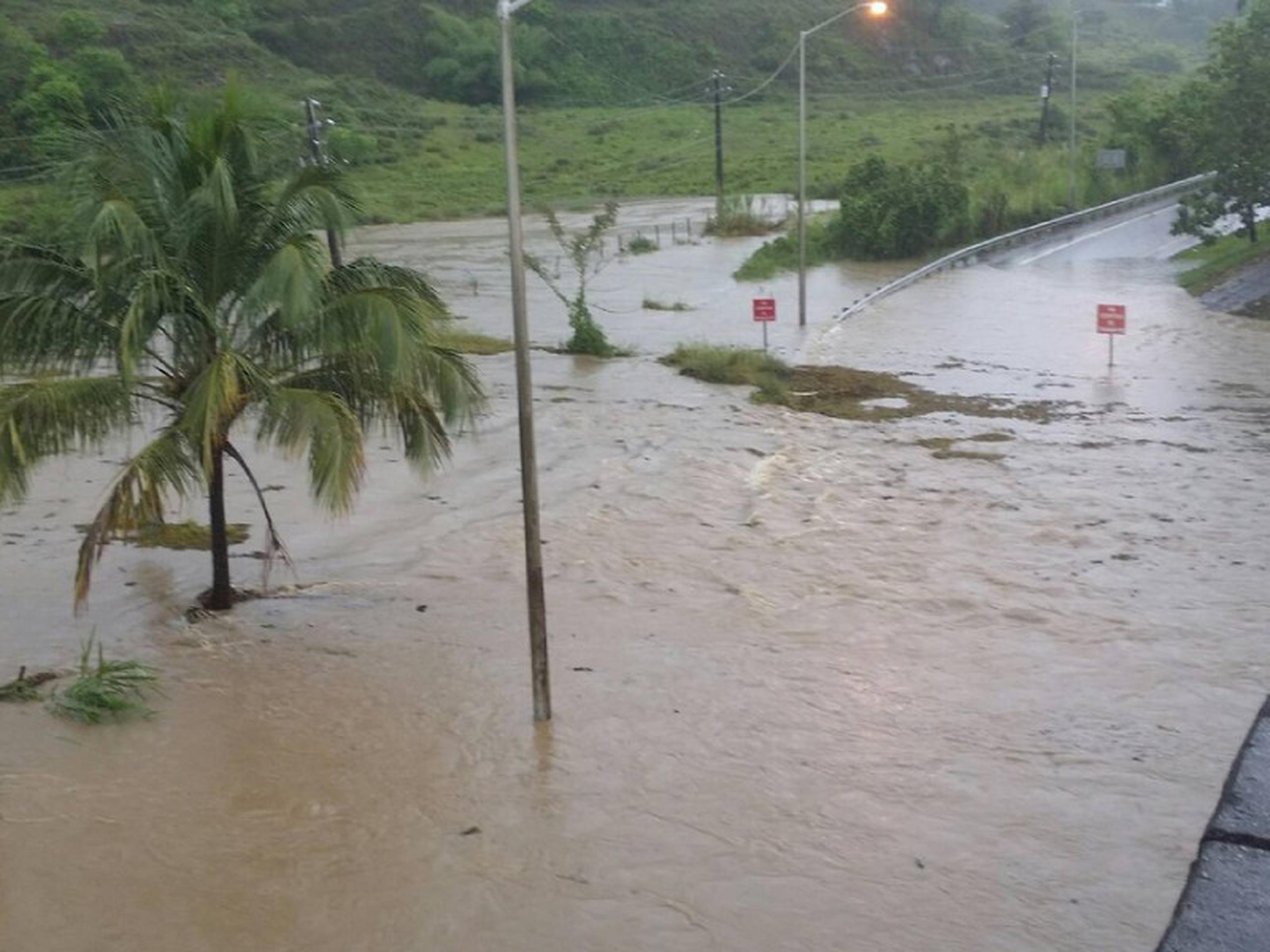
El nivel del río Blanco en Naguabo creció significativamente y dejó varias carreteras intrasnsitables. (Suministrada / Caza Noticias Ismael Martínez)
