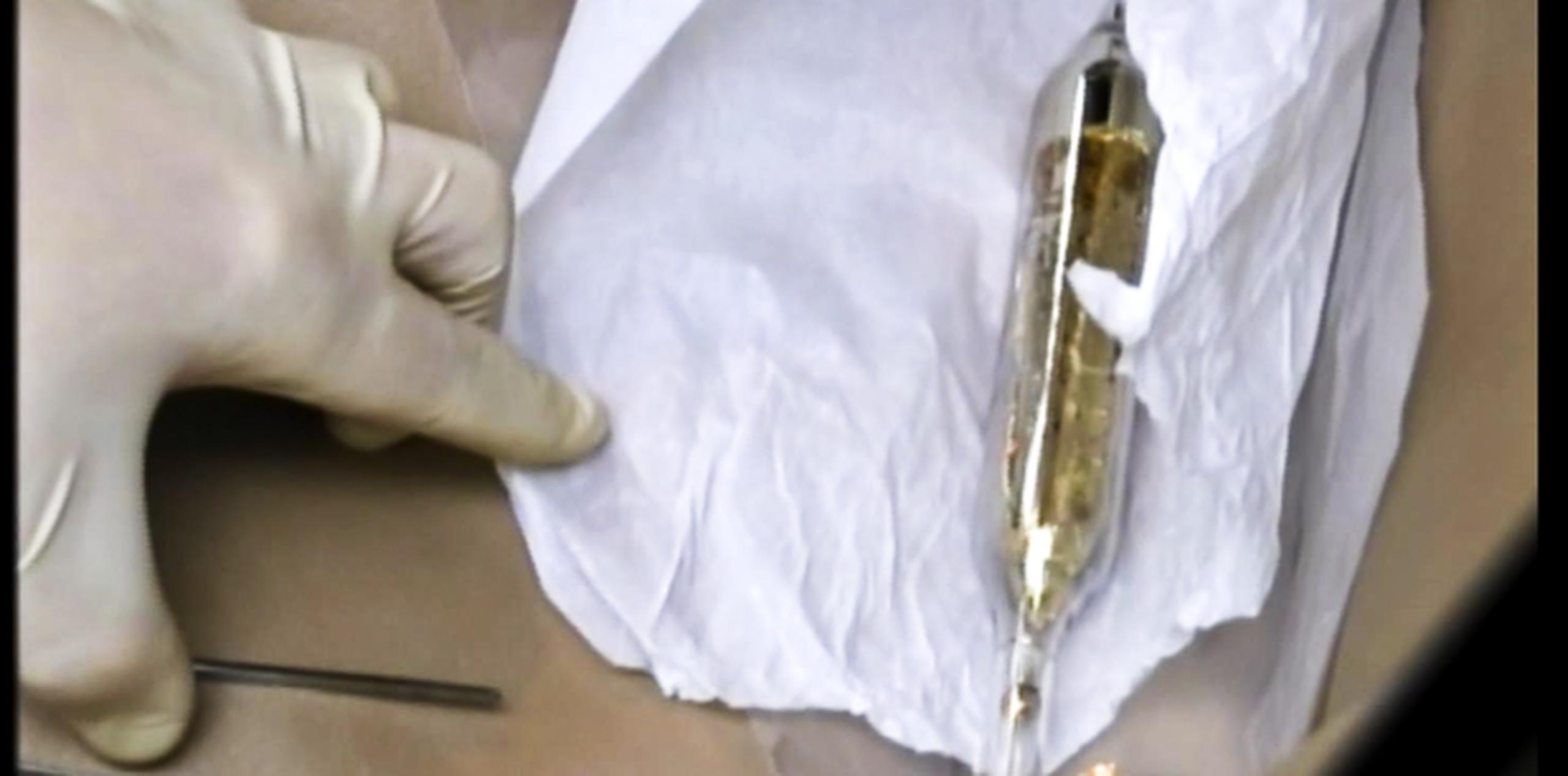 Una ampolleta con material radiactivo C-135 que se encontró en un auto durante una investigación en Moldavia. (AP)