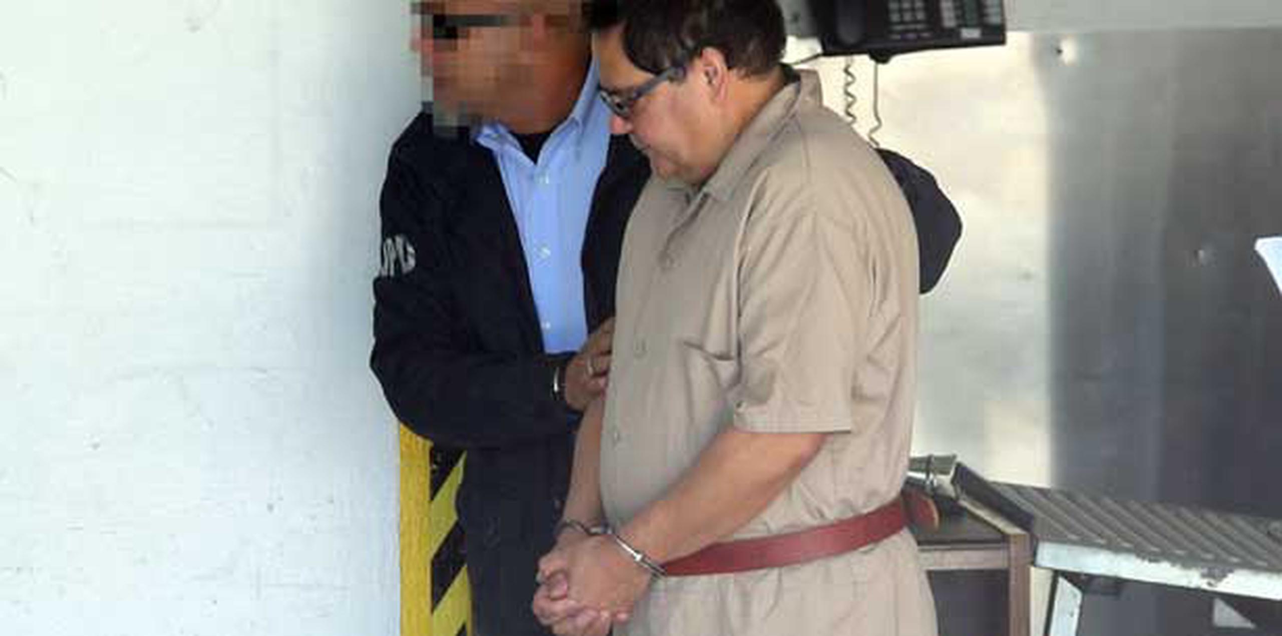 Gerardo V. Navarro Rodríguez fue arrestado el 27 de septiembre de 2013 en su oficina en Caguas por agentes de la Oficina de Seguridad Interna del Servicio de Inmigración y Control de Aduanas.