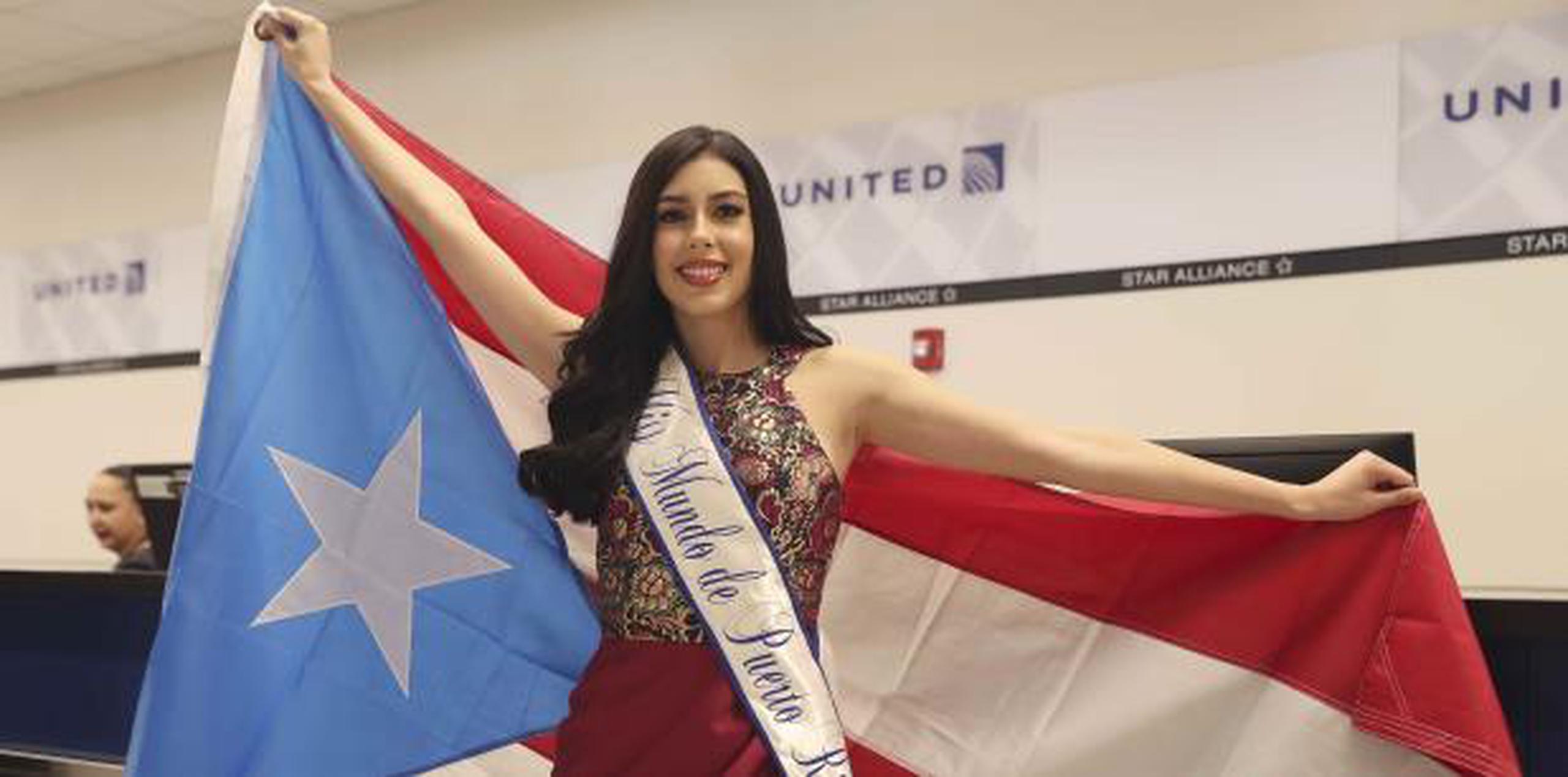 Miss Mundo de Puerto Rico tomaría un vuelo hacia Londres a la 1:00 p.m. La acompañaron en la despedida sus padres Héctor Rodríguez y Diana Laureano. (vanessa.serra@gfrmedia.com)