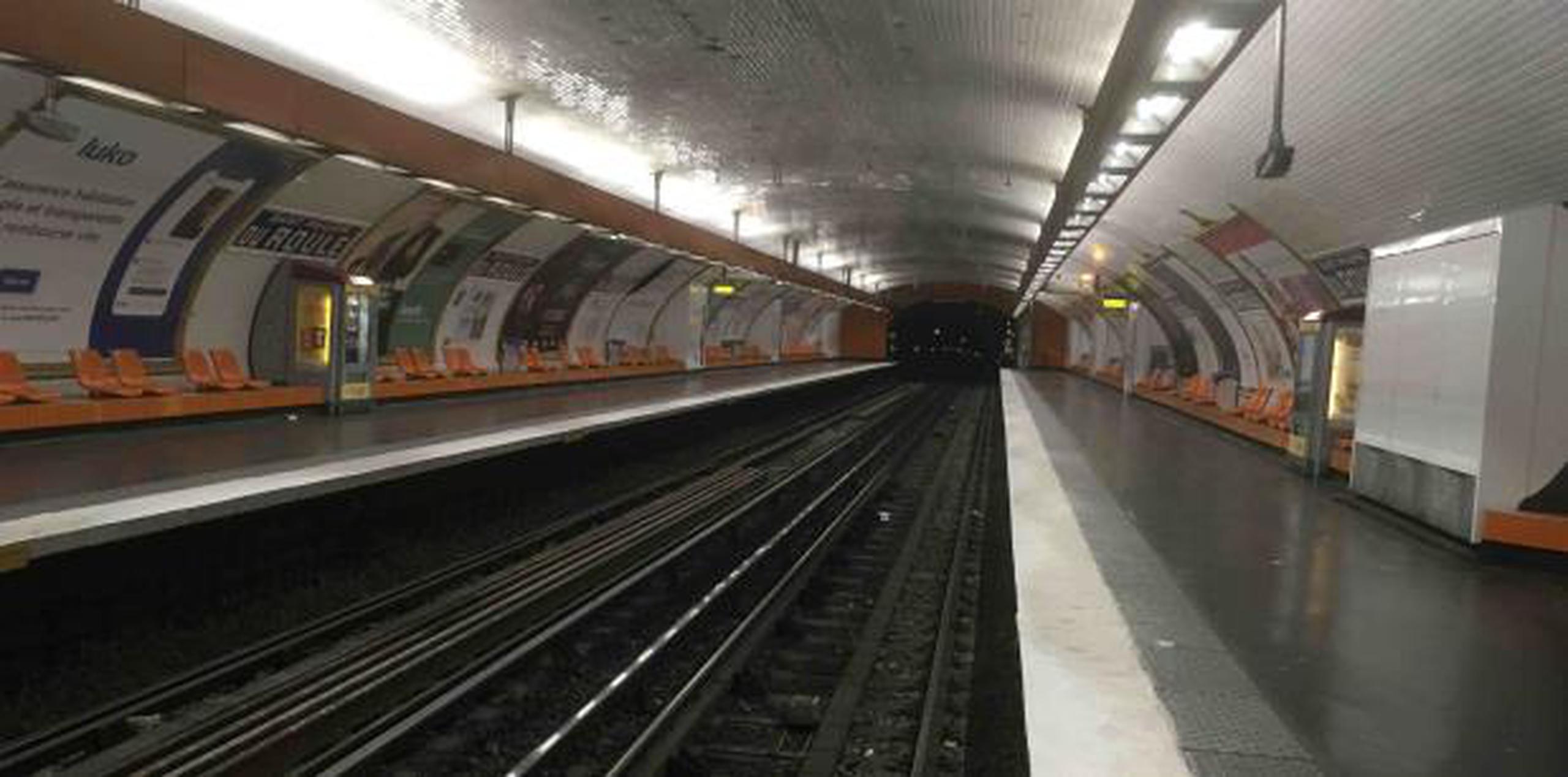 El paro cerró 10 líneas de metro y otras sufrieron graves interrupciones. (AP / Bertrand Combaldieu)
