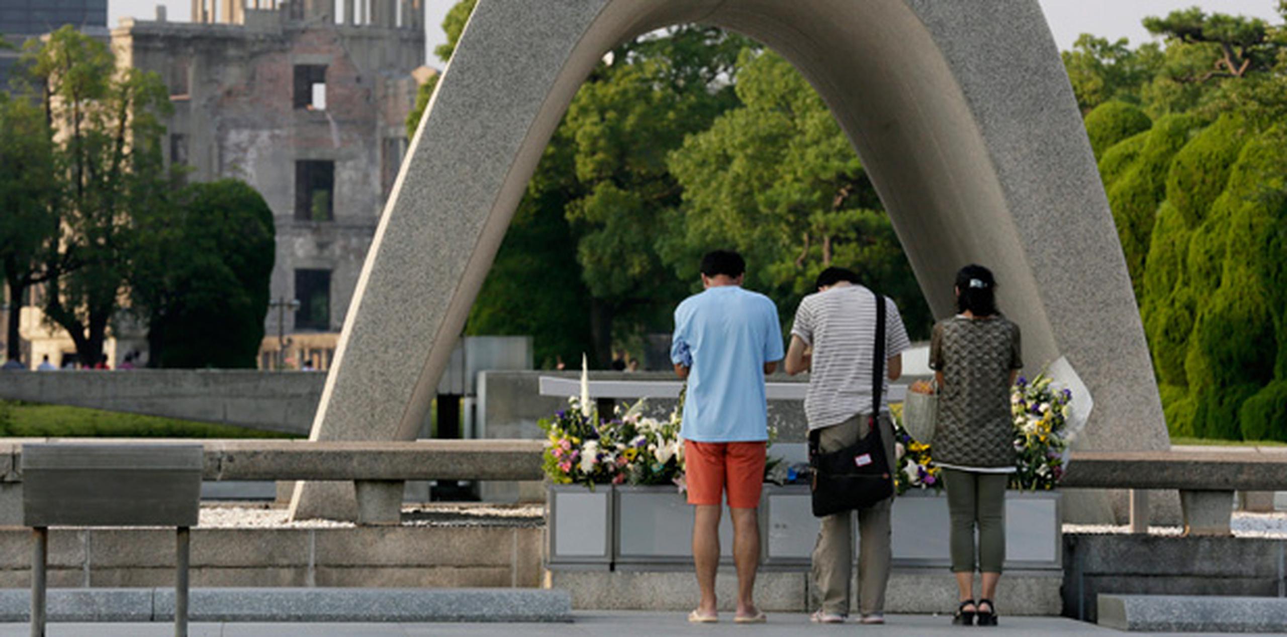 Una familia reza frente al cenotafio del Parque Memorial de la Paz de Hiroshima. (EFE)

