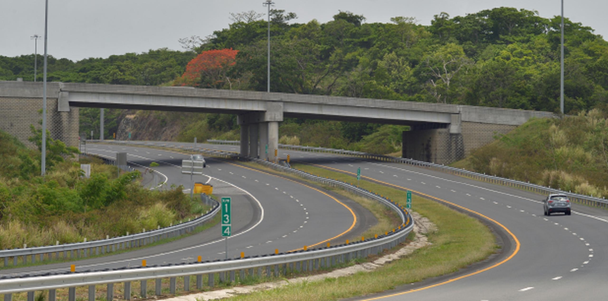 Estos fondos se utilizan para mejoras a las carreteras y puentes en toda la isla. (Archivo)