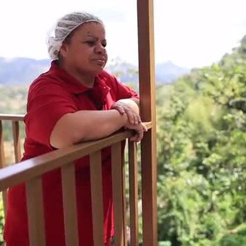 Doña Viña cocina en Yauco y se convirtió en una sensación cibernética