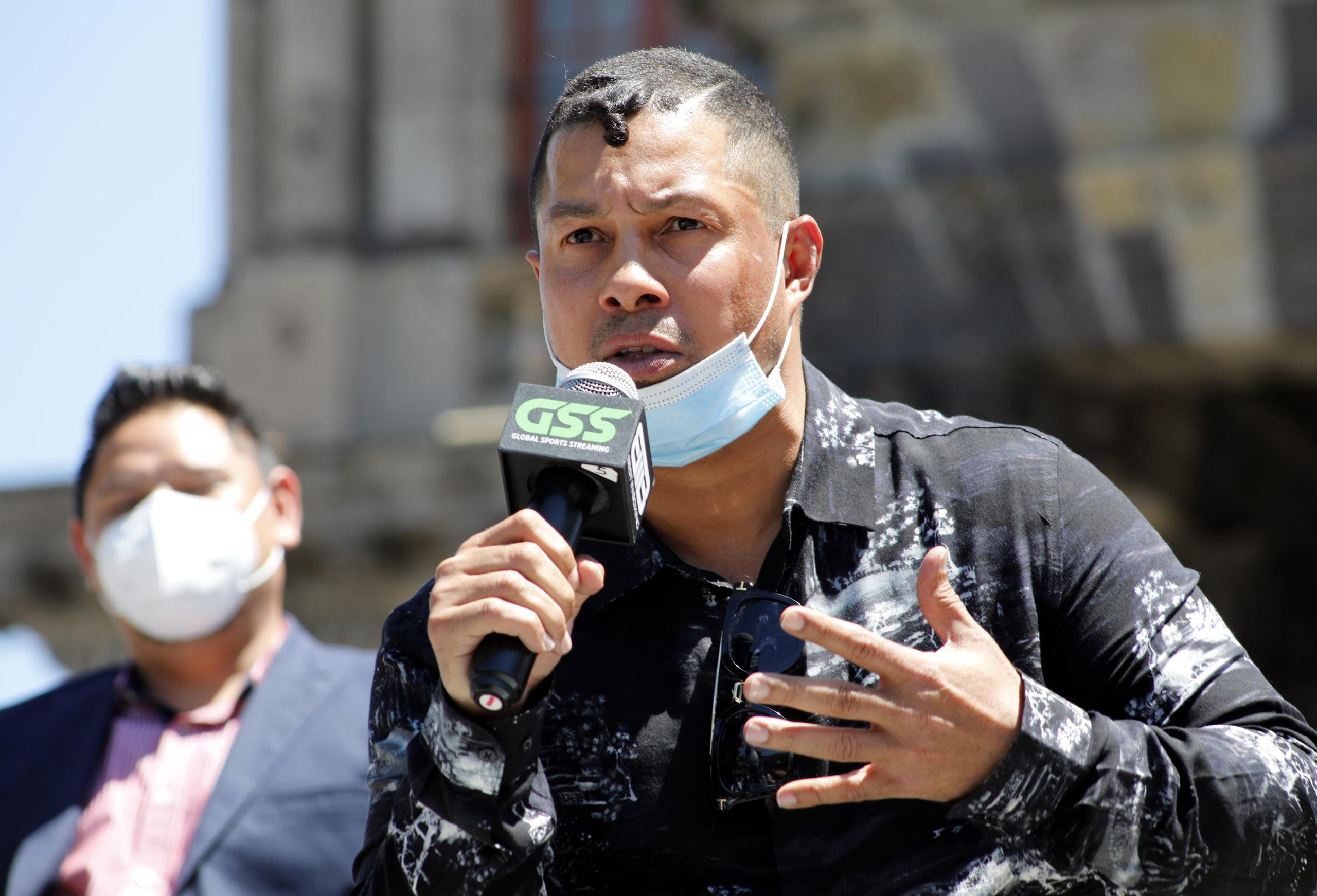 Héctor Camacho Jr. se expresa durante la conferencia de prensa sobre su pelea de exhibición frente a Julio César Chávez.