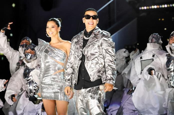 Daddy Yankee junto a la actriz puertorriqueña Roselyn Sánchez durante la Despedida de Año desde el Distrito de Convenciones.