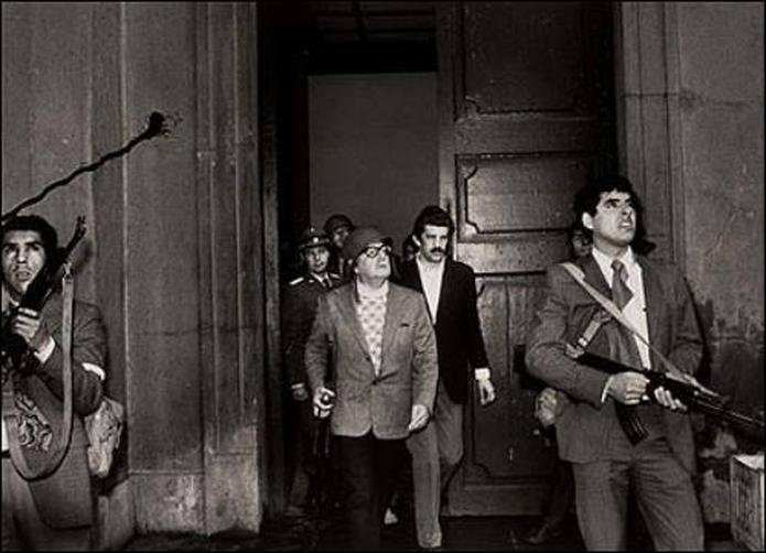 El presidente chileno Salvador Allende, con un casco y armado con un rifle, en la puerta del Palacio de la Moneda durante el asalto del Ejército.