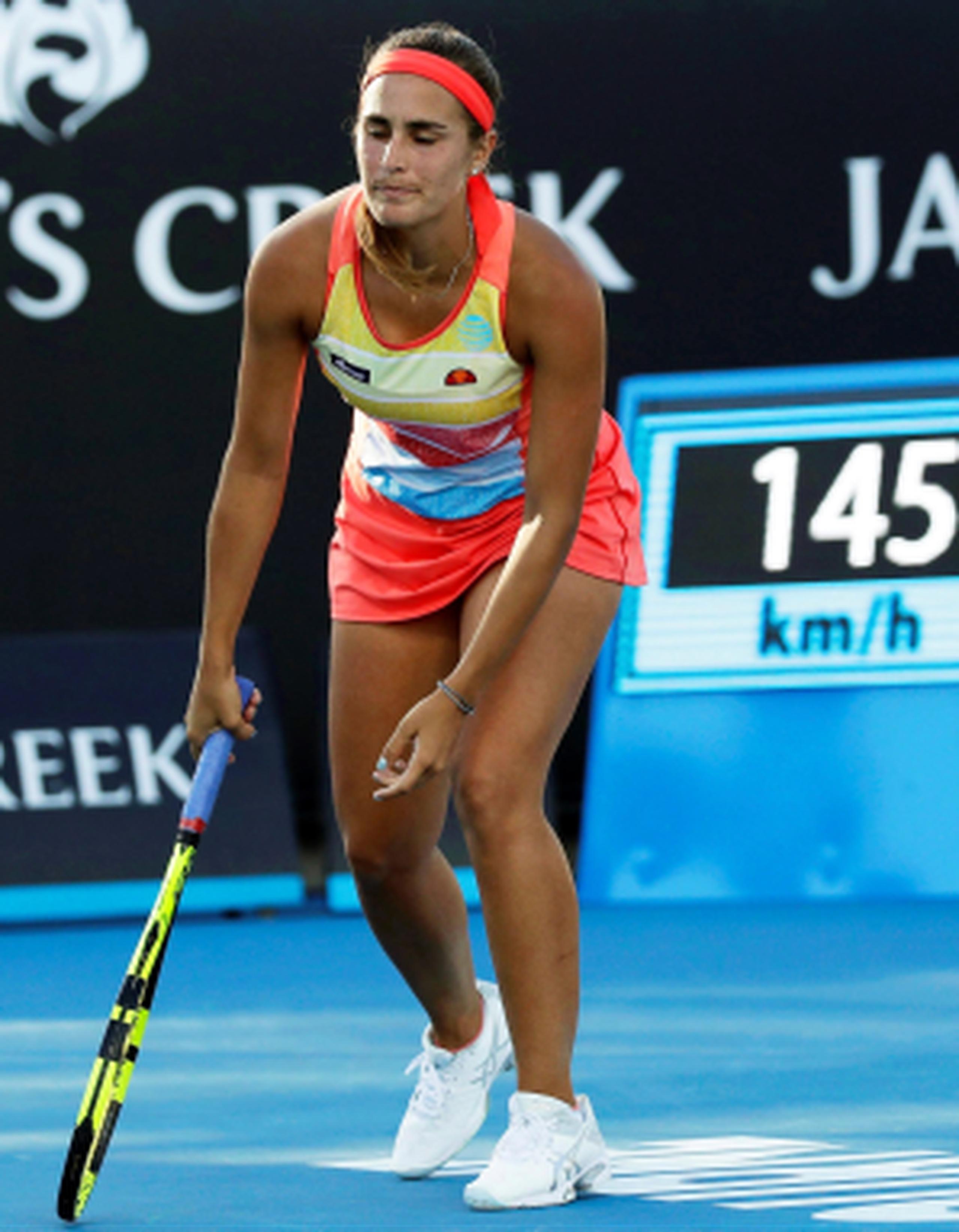 Mónica Puig se lamenta tras una jugada contra la estonia Kaia Kanepi durante su partido de segunda ronda del Abierto de Australia. (EFE)