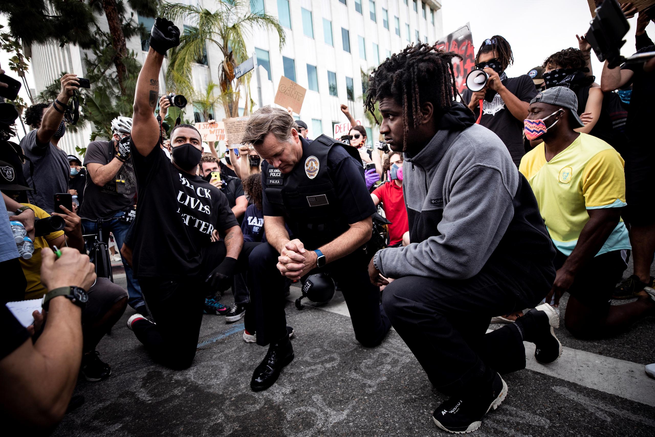 Policías se ponen de rodilla en Los Angeles, California
