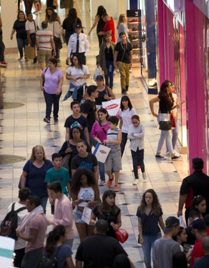 Flujo de consumidores en Plaza Las Américas durante la venta del madrugador. (david.villafane@gfrmedia.com)