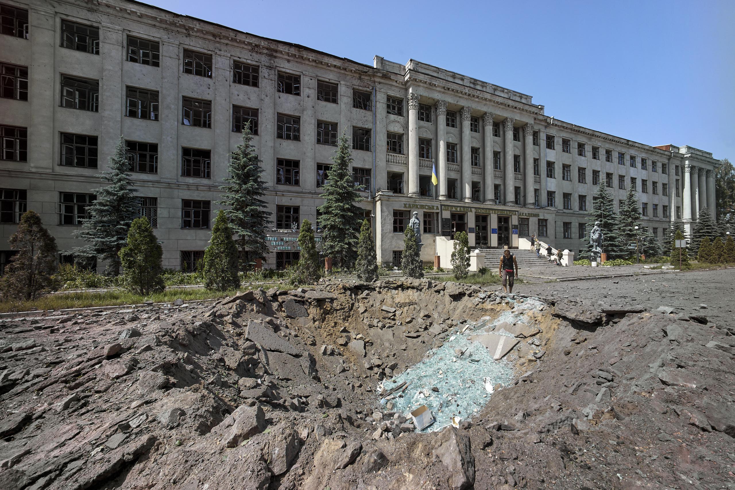 Imagen de este lunes de los daños de un bombardeo en Ucrania. EFE/EPA/SERGEY KOZLOV
