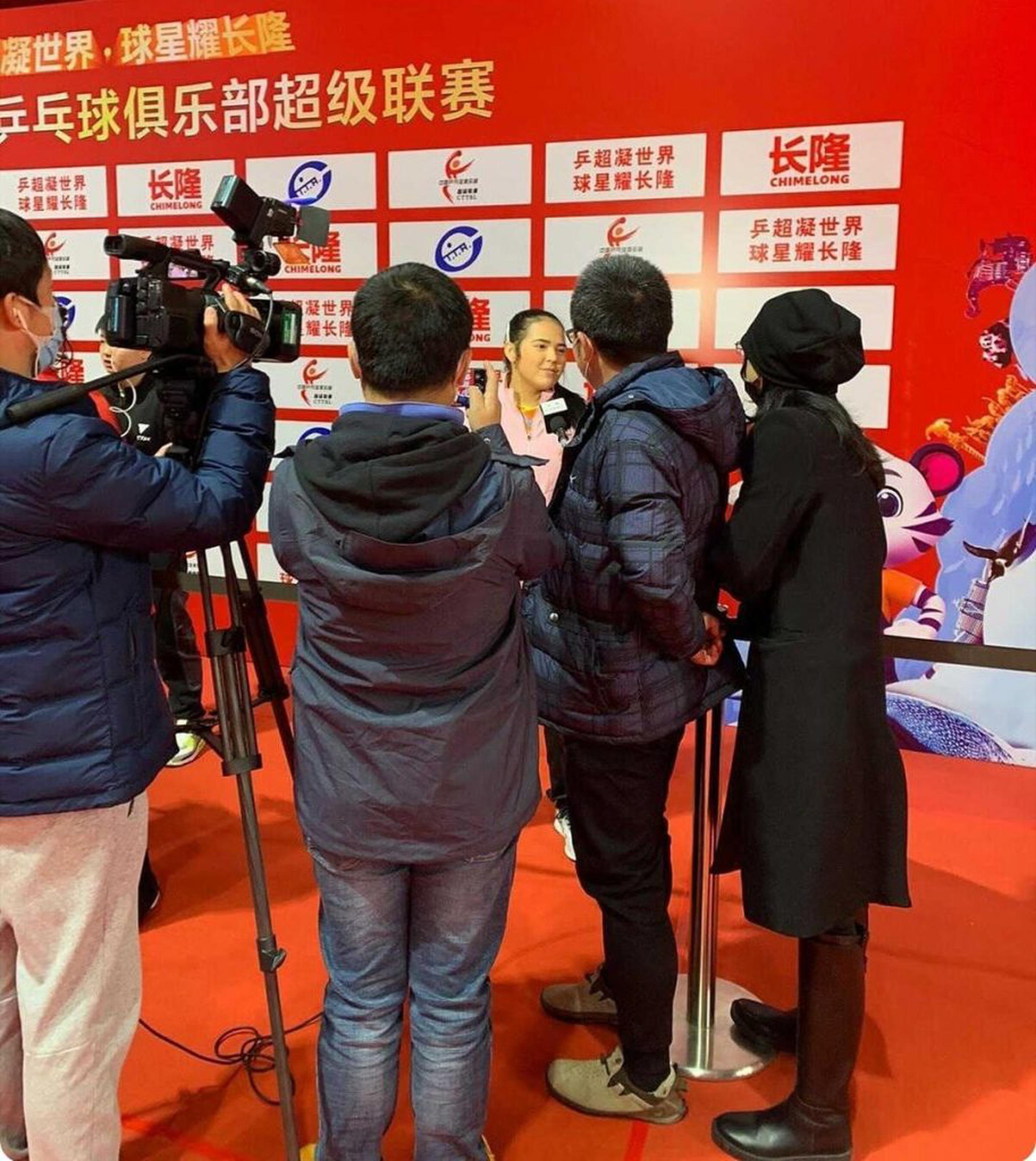 Adriana Díaz es entrevistada por los medios durante un receso de la Súper Liga de China.