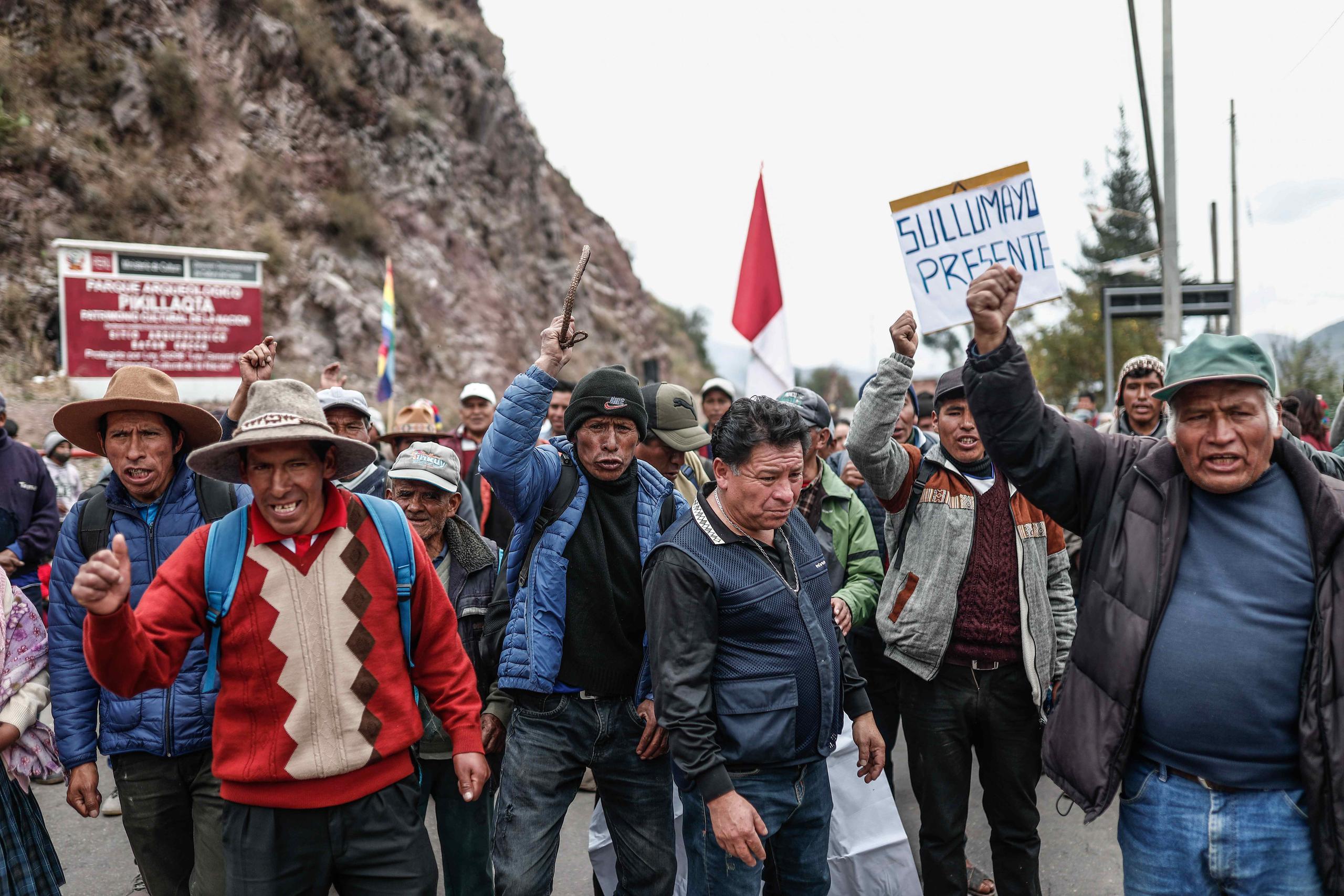 Pobladores del pueblo de Huaro bloquean hoy, la carretera de Cusco-Puno, en Cusco, en Perú. (EFE/Aldair Mejía)