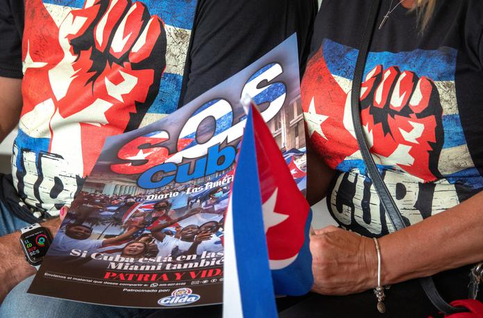 Cubanoamericanos participan en una manifestación de apoyo a los manifestantes en Cuba, en el Tropical Park de Miami, Florida, Estados Unidos. EFE/EPA/CRISTOBAL HERRERA-ULASHKEVICH
