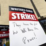 Guionistas y estudios de Hollywood retoman negociación para finalizar la huelga 