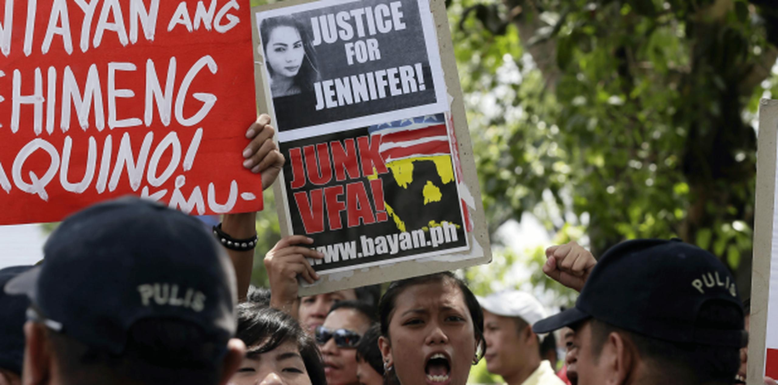 Hoy, manifestantes protestan a las puertas de la embajada estadounidense en Manila (Filipinas), pidiendo justicia para el transexual asesinado. (EFE)