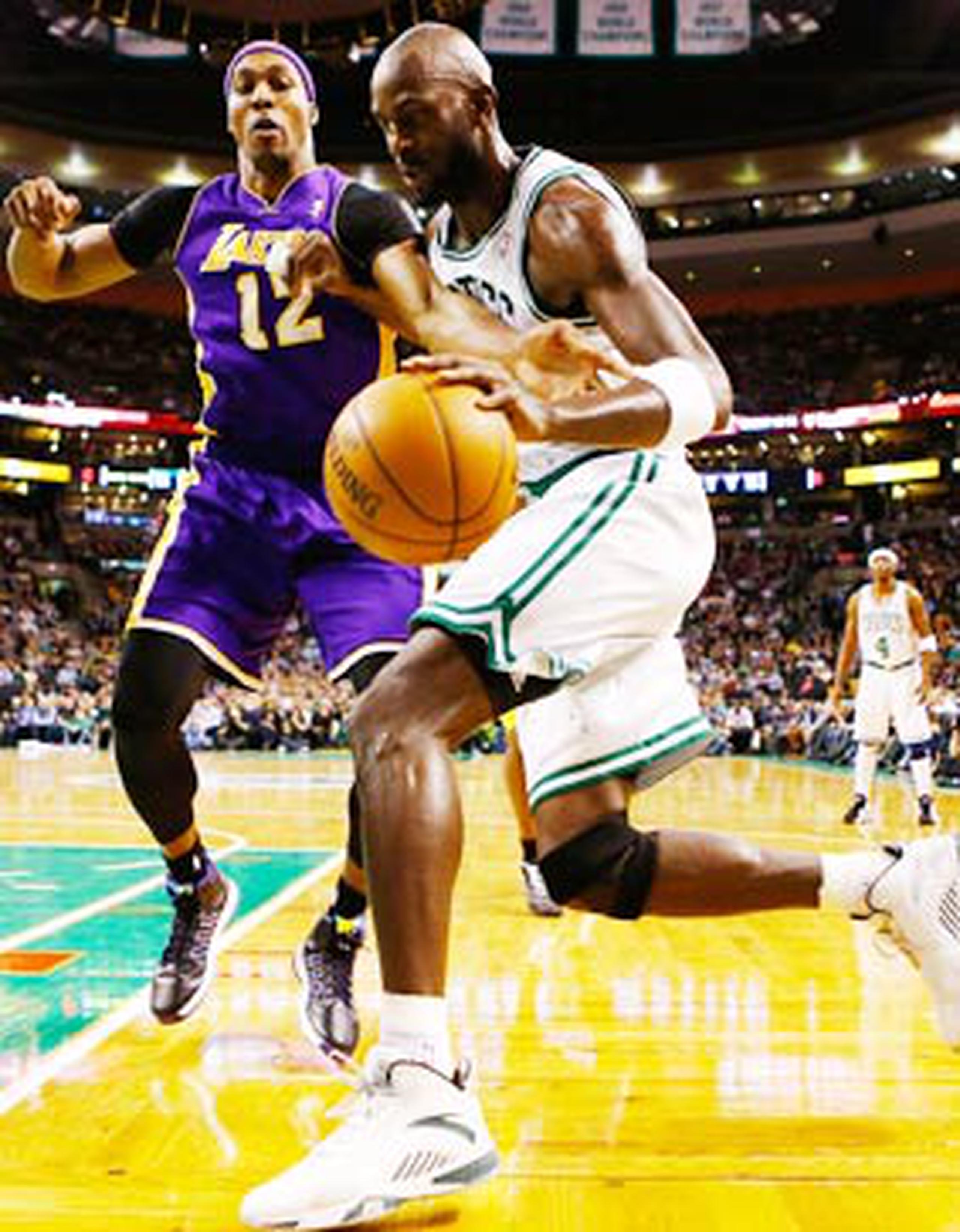 Kevin Garnett, de los Celtics, se dirige al canasto ante la defensa de Dwight Howard. (AFP / Jared Wickerham)