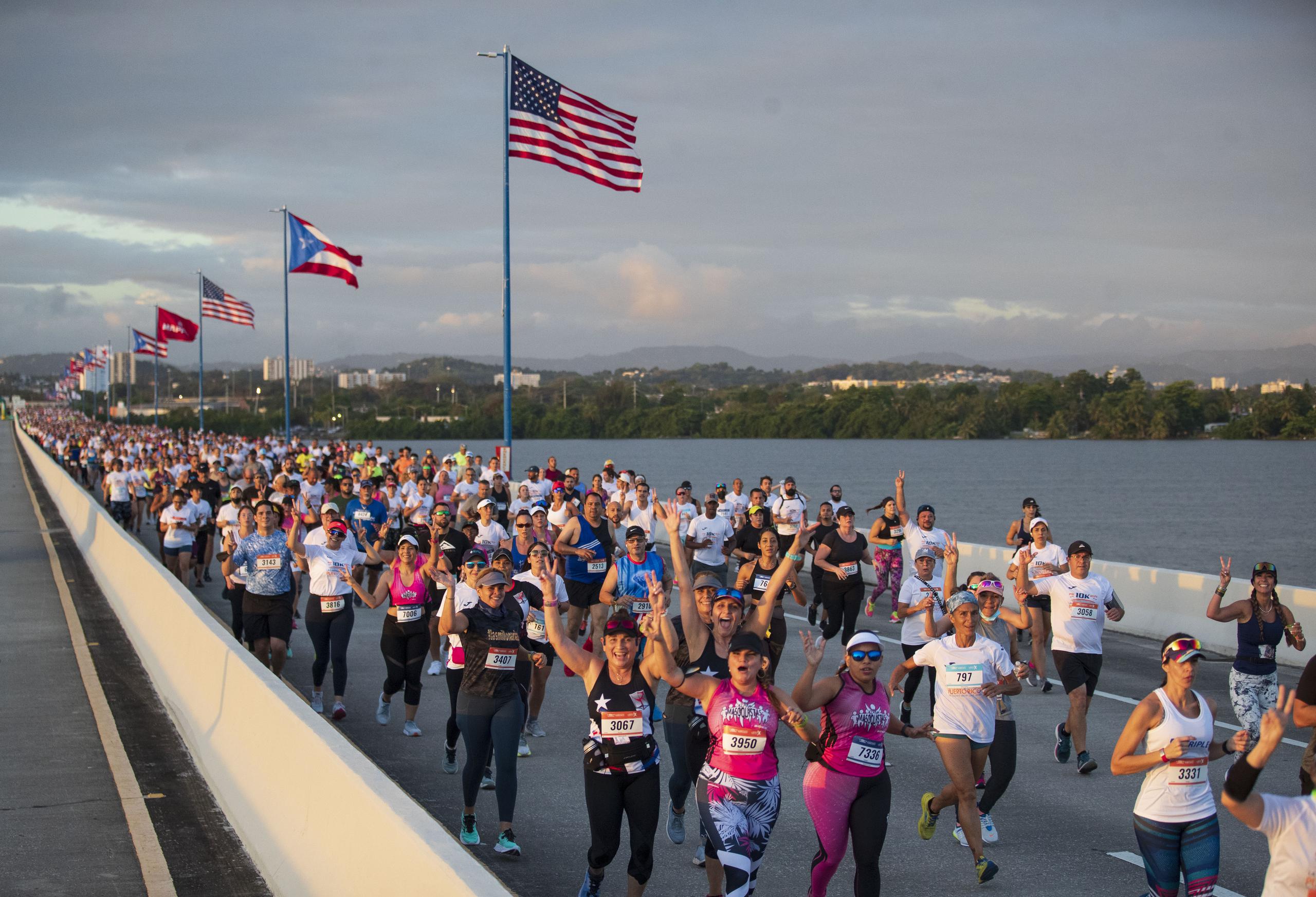 Sobre 5,000 corredores cruzaron el puente Teodoro Moscoso en la edición 2022.