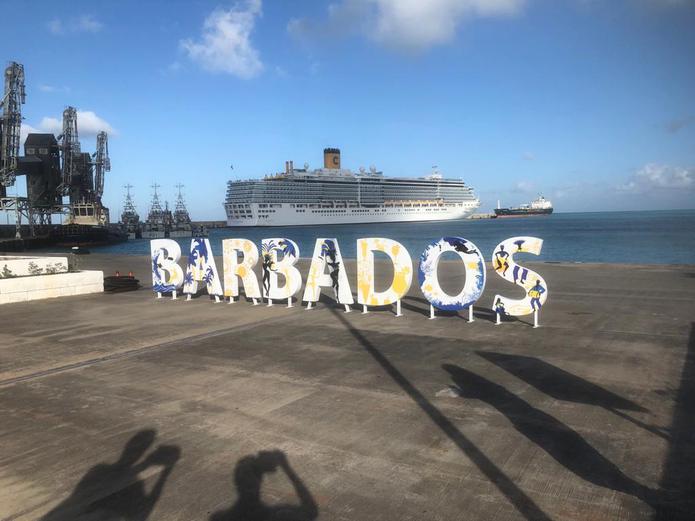 La pasajera puertorriqueña y su esposo suizo tomaron esta foto del crucero Costa Delicioza en Barbados en una parada de la travesía, desde Europa hacia el océano Pacífico, que comenzó antes de que se declarara la pandemia del coronavirus COVID-19. (Sumini