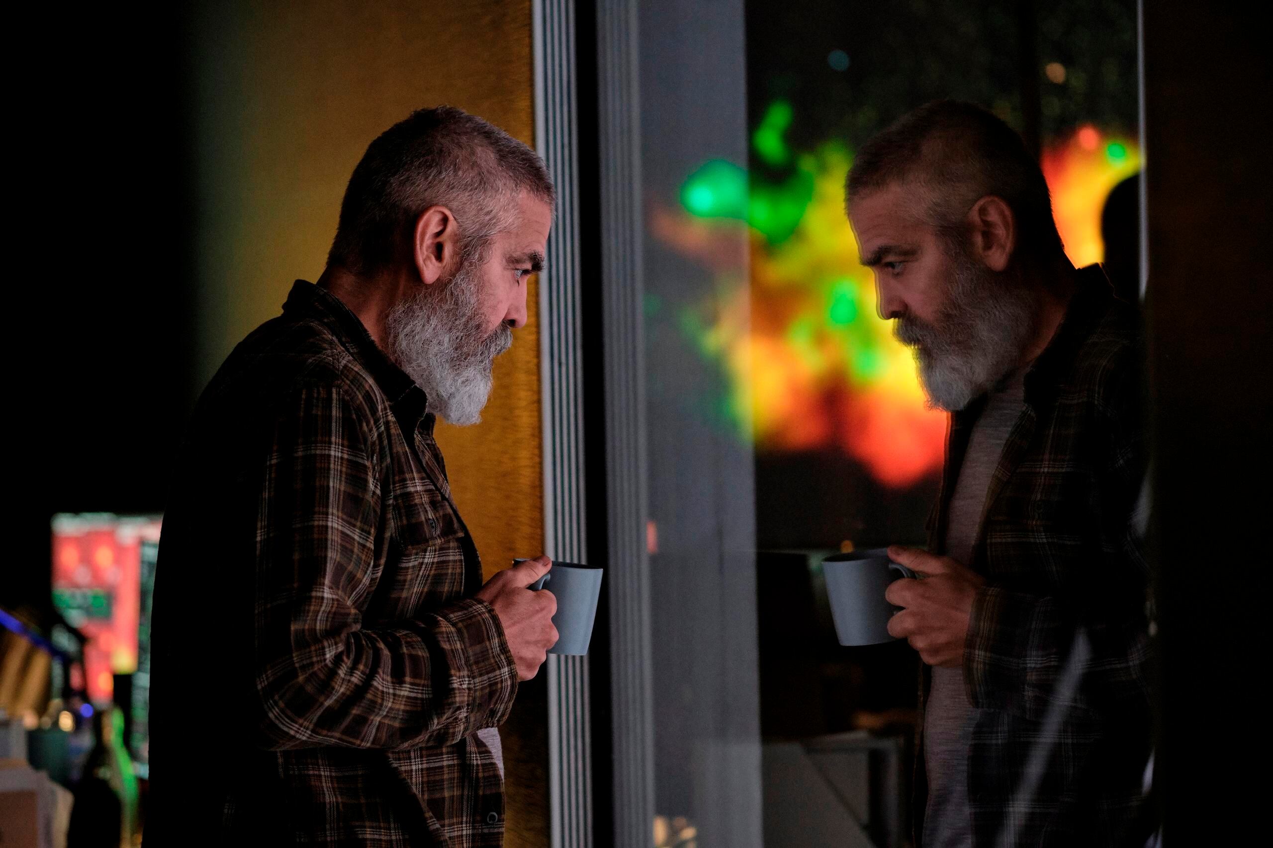 George Clooney como "Augustine Lofthouse", durante una escena de su primera película para la plataforma de streaming y en la que la esperanza para la humanidad parece estar más allá de la Tierra.