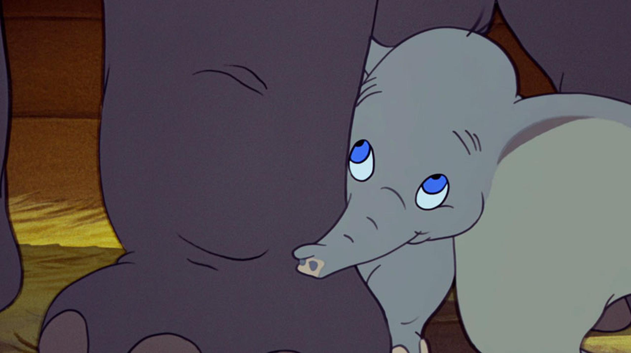 La historia del tierno elefante de enormes ojos azules se convirtió en el cuarto largometraje que dirigió Walt Disney y lo llevó al reconocimiento mundial.