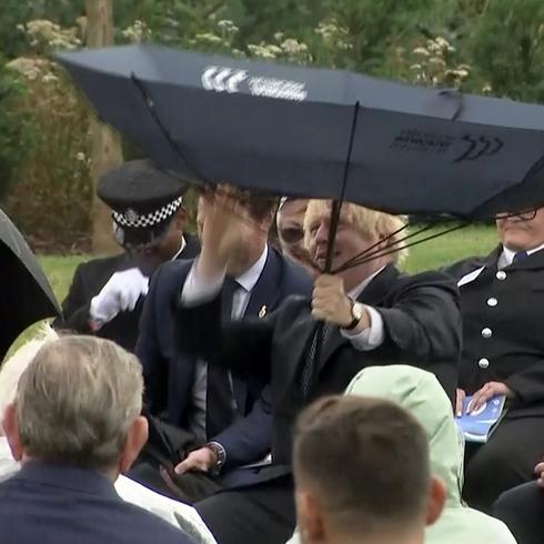 Papelón de Boris Johnson frente al príncipe Charles por una sombrilla