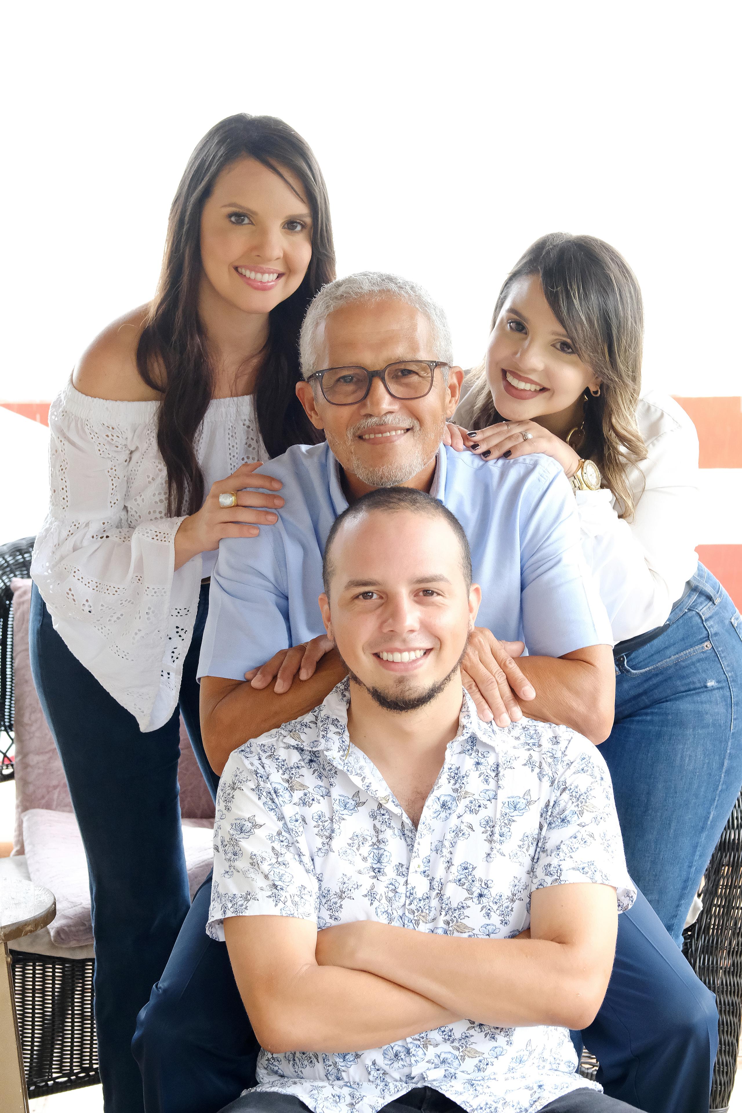 Meralys Vargas, coordinadora del Departamento de Desarrollo de Negocios de Calesa Toyota, en Caguas, con su padre Juan Vargas López, y sus hermanos, Elsamarie y Juan.