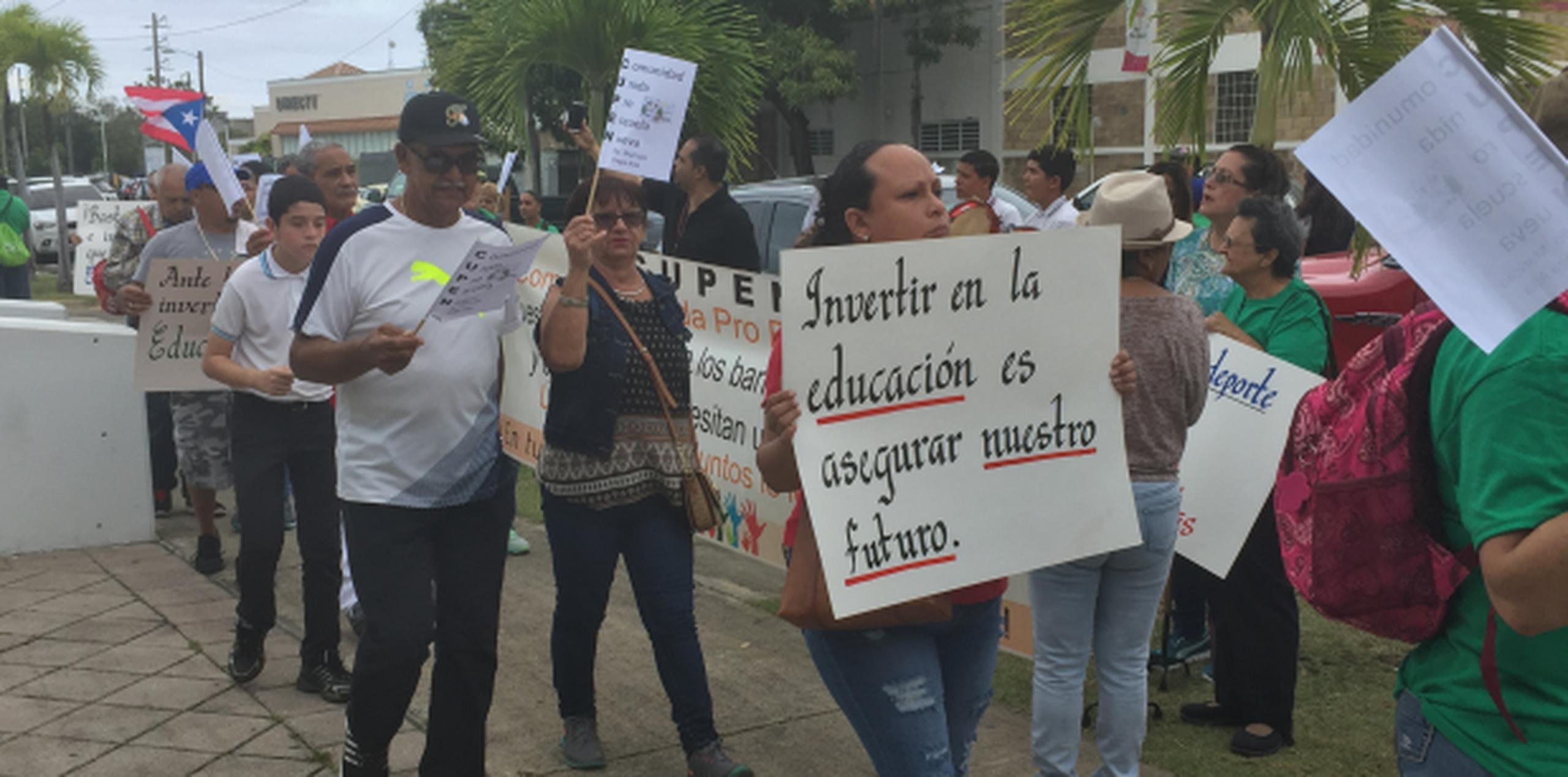 Miembros de la comunidad del Barrio Maricao de Vega Alta se manifestaron en la ssede del Departamento de Educación. (Suministrada)