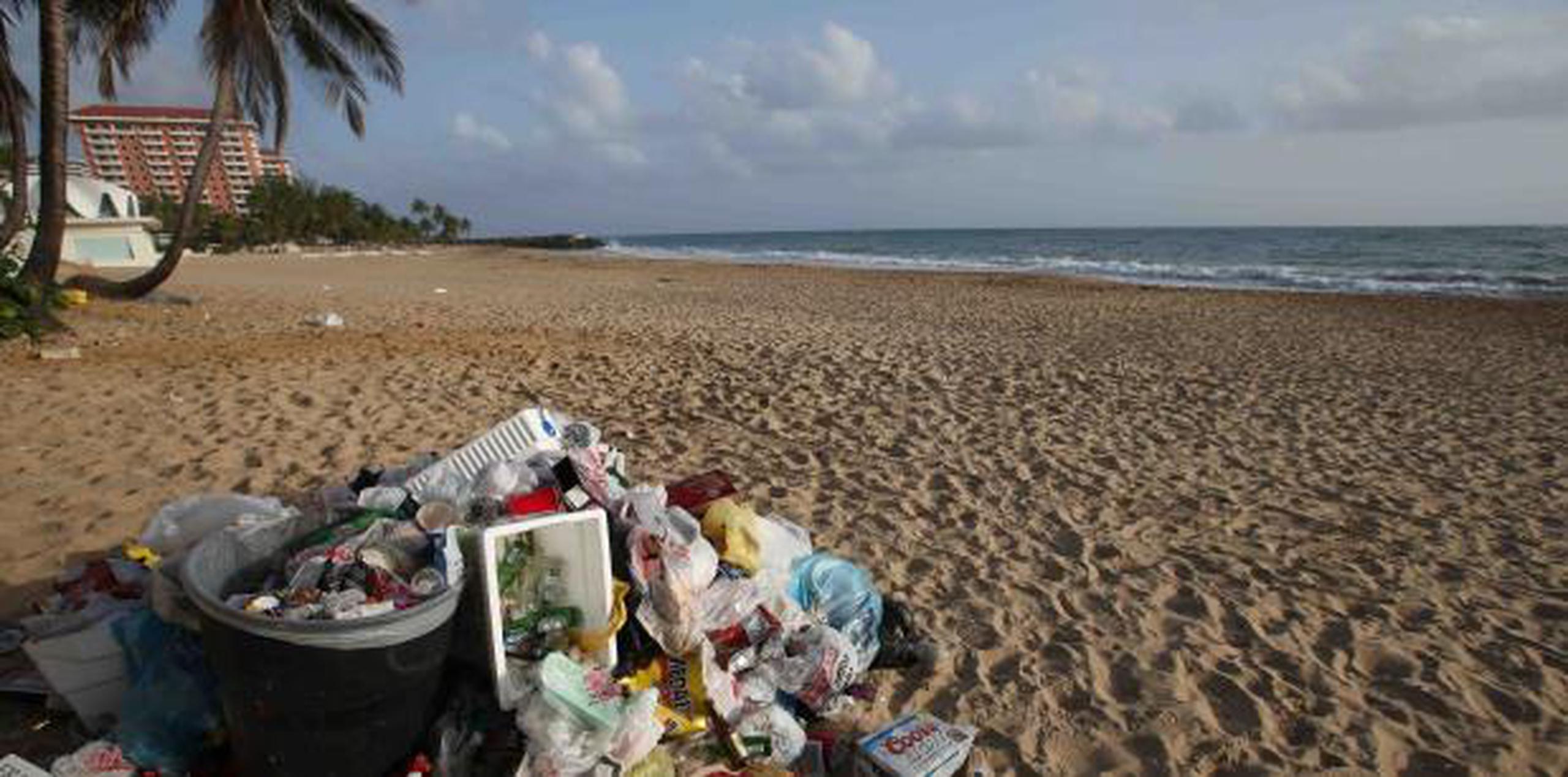 "Para los que no hayan desarrollado conciencia sobre el problema de desperdicios sólidos, debo recordarles que arrojar basura fuera de los zafacones en áreas públicas también es un delito", dijo Tania Vázquez, secretaria del DRNA. (archivo)