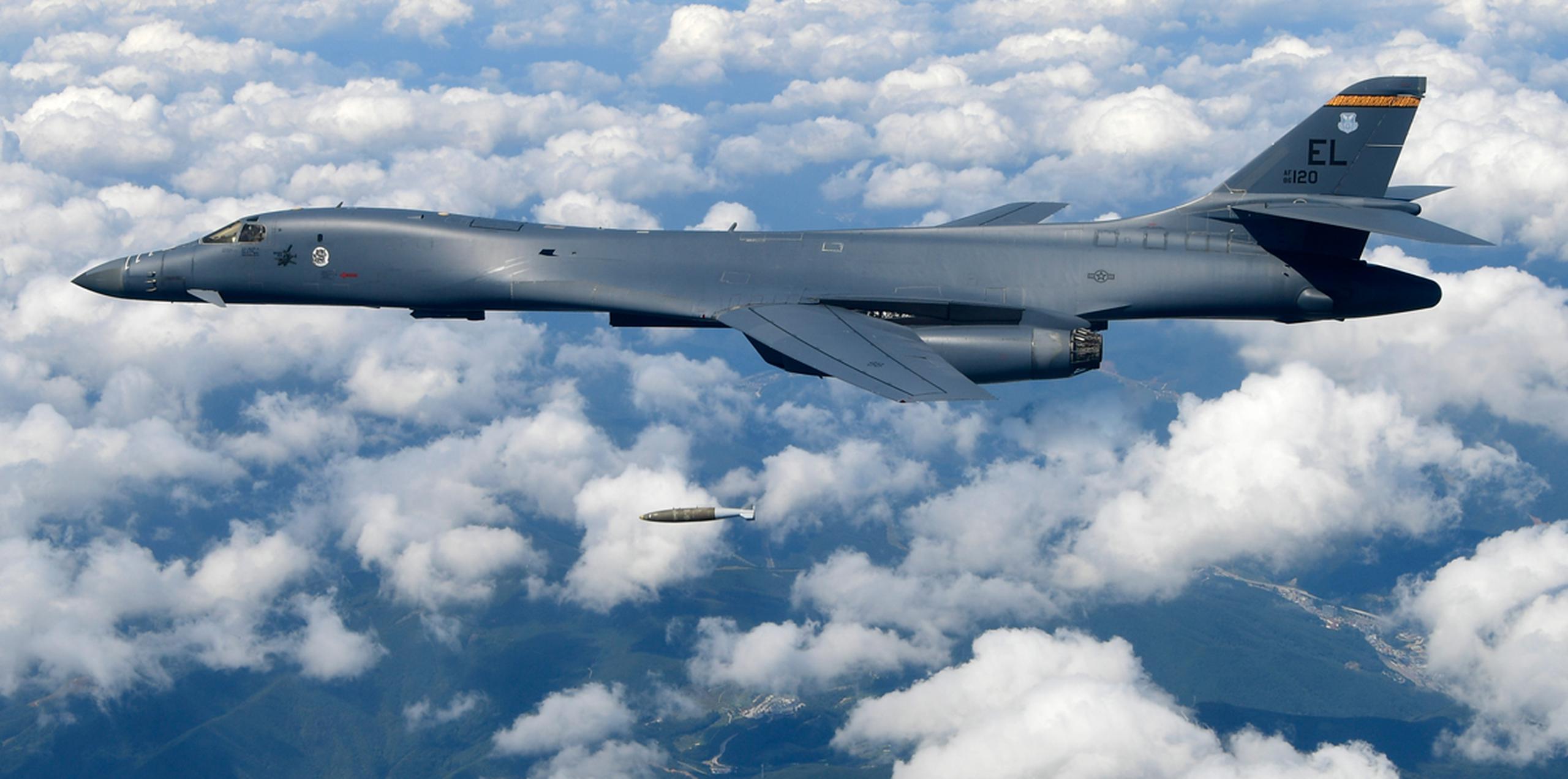 Un bombardero estadounidense B-1B arroja una bomba durante maniobras militares en la península coreana en esta foto suministrada por el Ministerio de Defensa de Corea del Sur el 18 de septiembre del 2017. (AP)