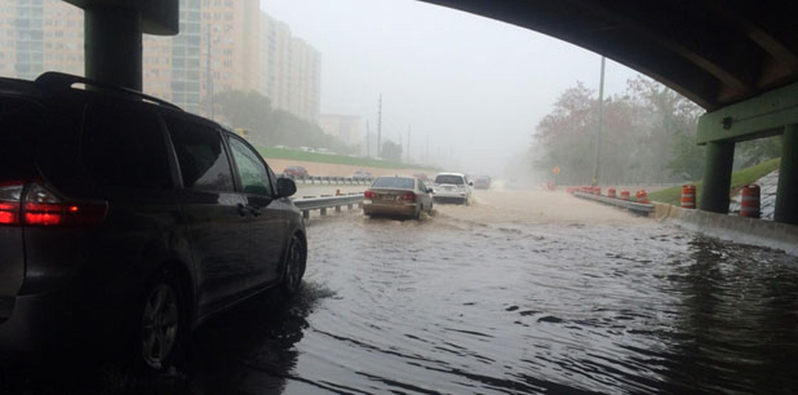 A causa de los tramos inundados existía congestión vehicular. (angel.rivera@gfrmedia.com)