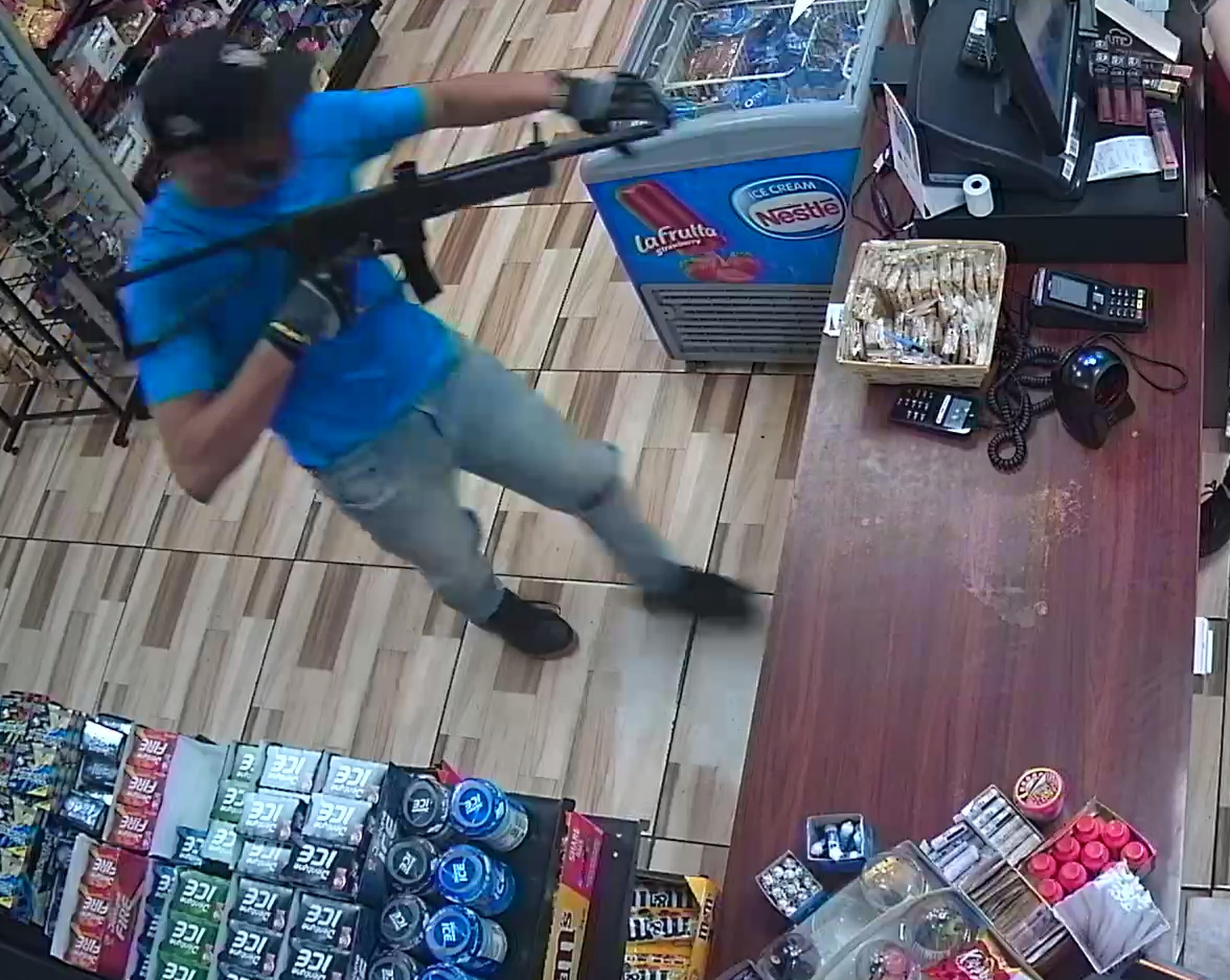 Imágen del individuo cuando que entró en una gasolinera de Las Piedras y le apuntó con el arma larga a una empleada.