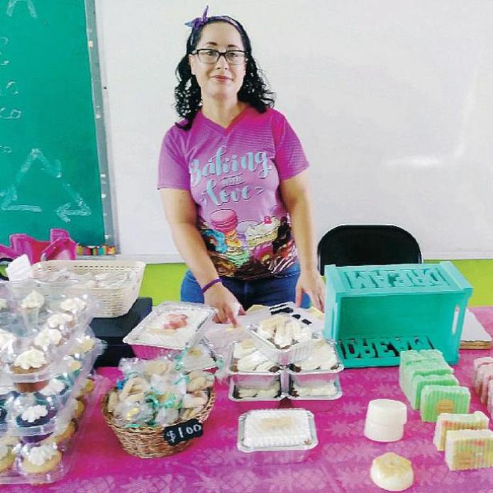 Bonilla Arroyo mostraba la interesante variedad de plantas a quienes llegaron al Mercado de Mujeres realizado recientemente en las instalaciones del Centro Paz para Ti, ubicado en el barrio Yahuecas en Adjuntas. (Suministrada)