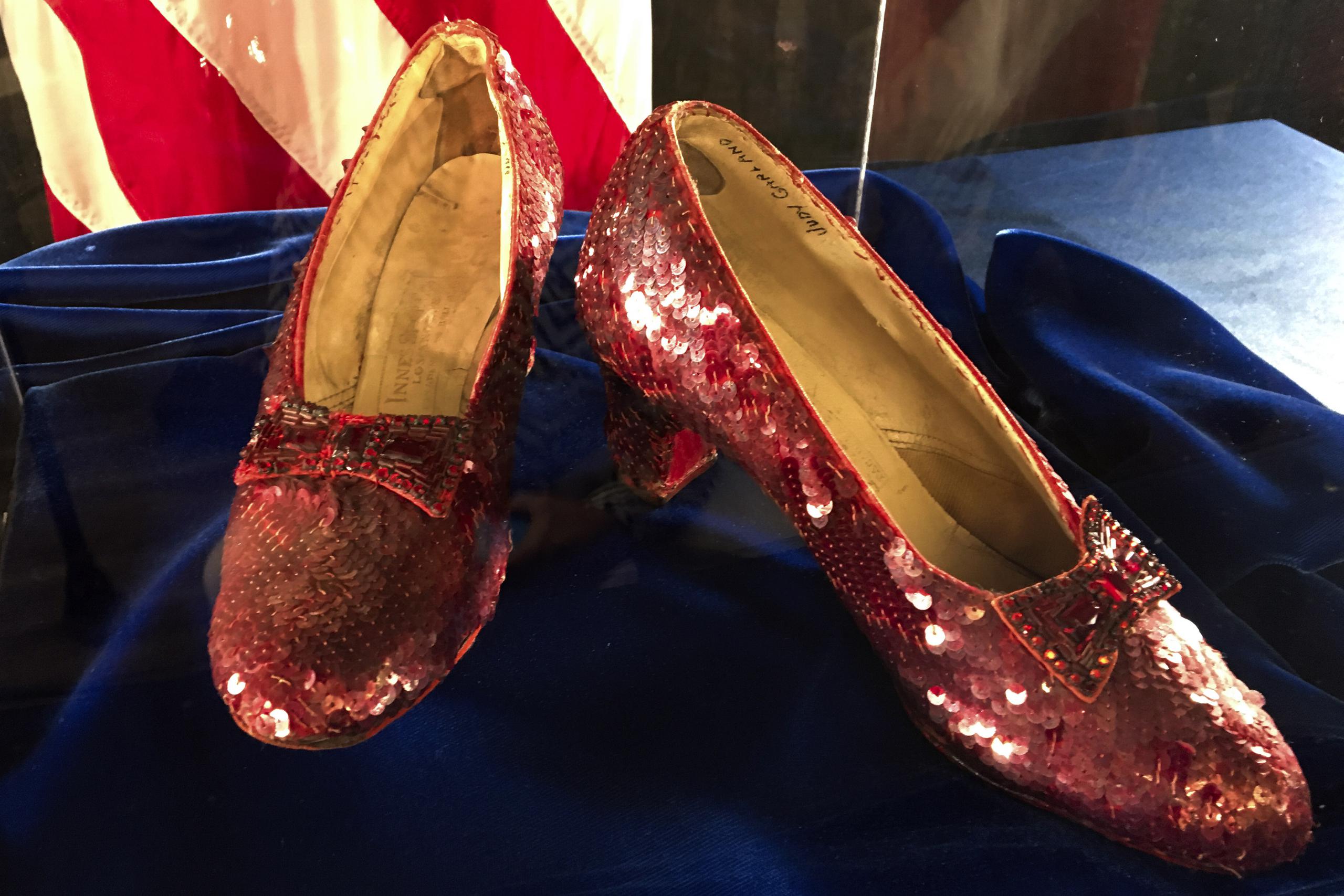 Las zapatillas rojas usadas por Judy Garland en la película “El Mago de Oz” en Brooklyn Center, Minnesota, el 4 de septiembre de 2018.  (Foto AP /Jeff Baenen)