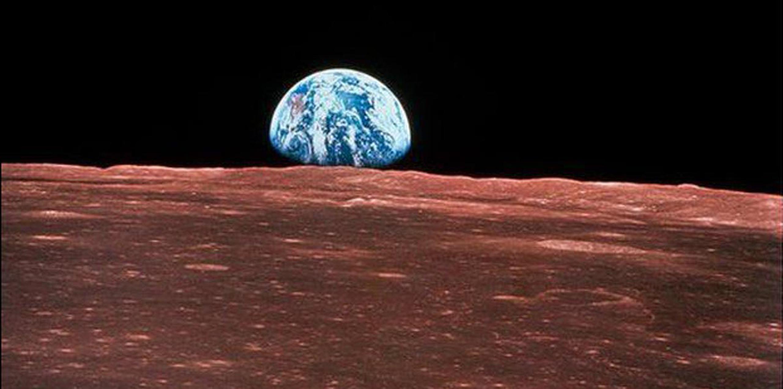 Gracias a misiones pasadas se sabe de la existencia de agua congelada en los polos lunares.