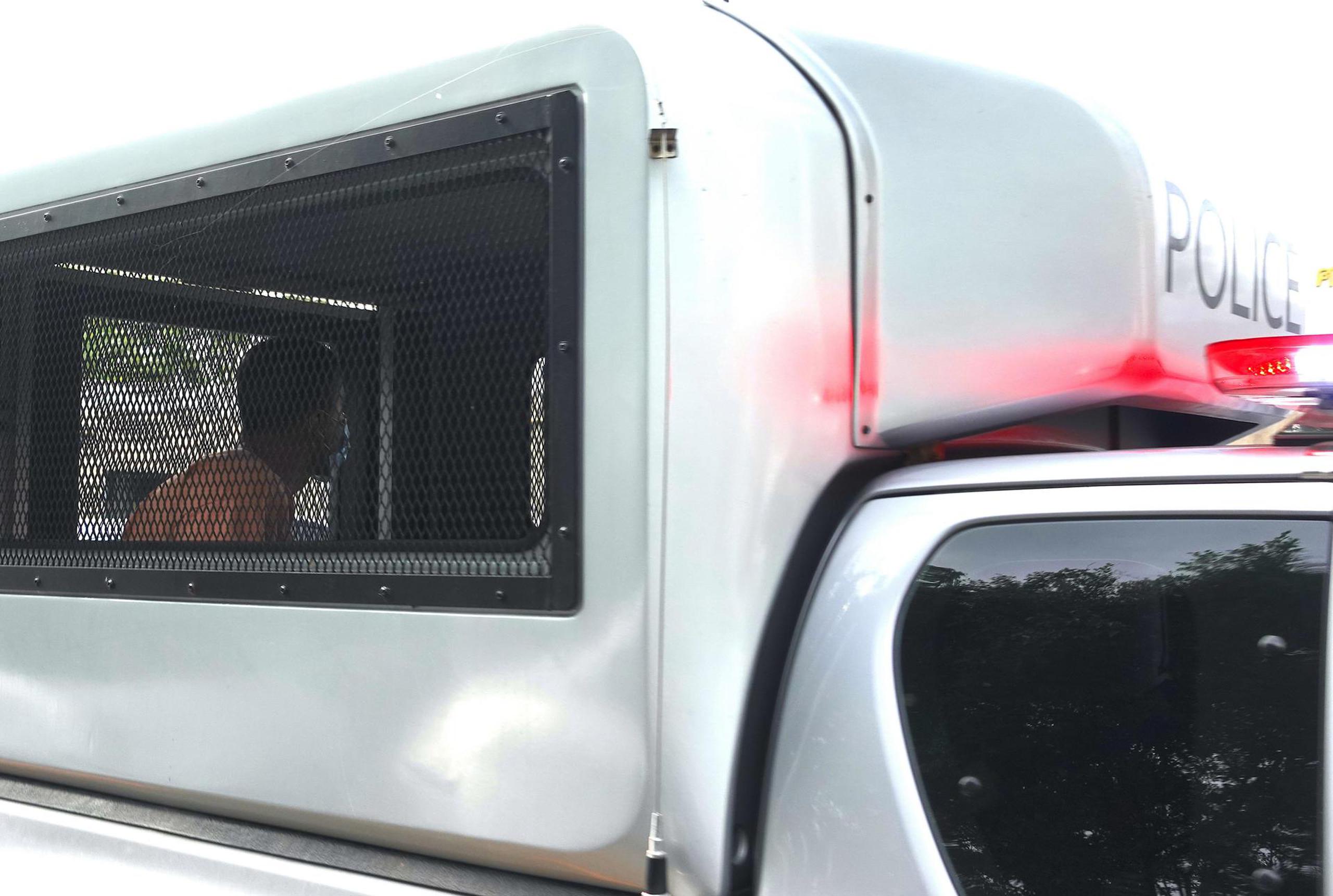 Daniel Sancho Bronchalo, sentando en un vehículo de transporte de prisioneros, durante su llegada a la vista sobre su juicio en el Tribunal Provincial de Koh Samui, en la isla de Koh Samui, Tailandia, este martes.