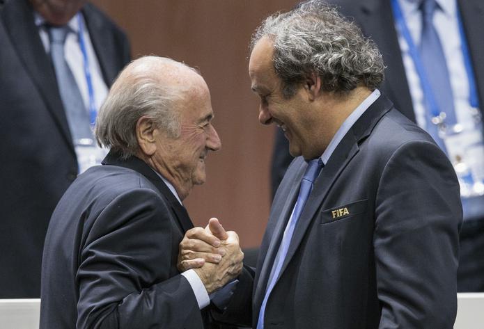 El presidente de la FIFA Joseph Blatter (derecha) saluda al presidente de la UEFA Michel Platini tras la reelección de Blatter, el viernes 29 de mayo de 2015. Poco después se puso en marcha la investigación que le costó a ambos sus puestos.