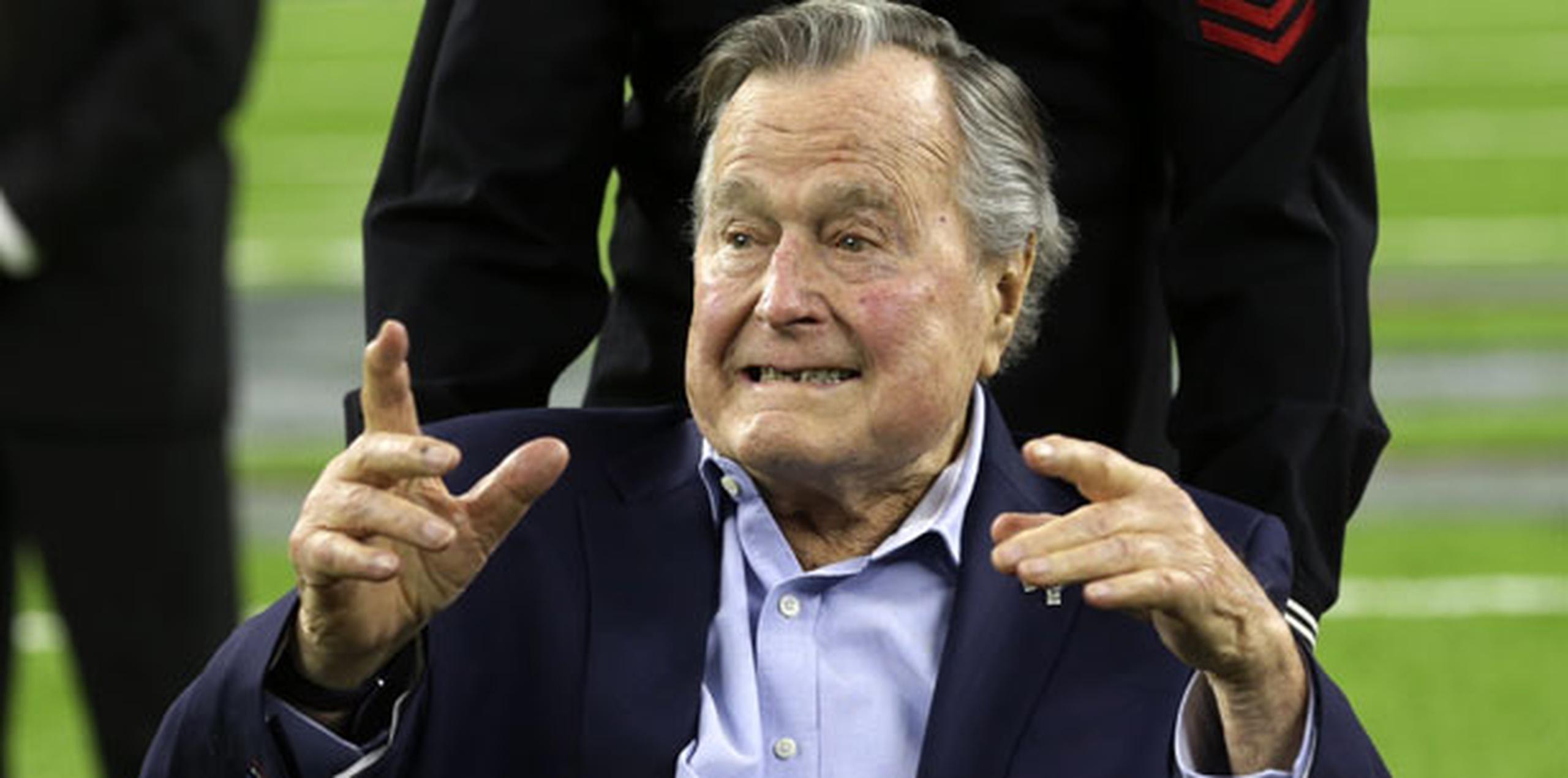El exmandatario de 92 años y padre del también expresidente George W. Bush ha estado bajo observación en el Hospital Metodista desde el viernes debido a una tos persistente. (Archivo)