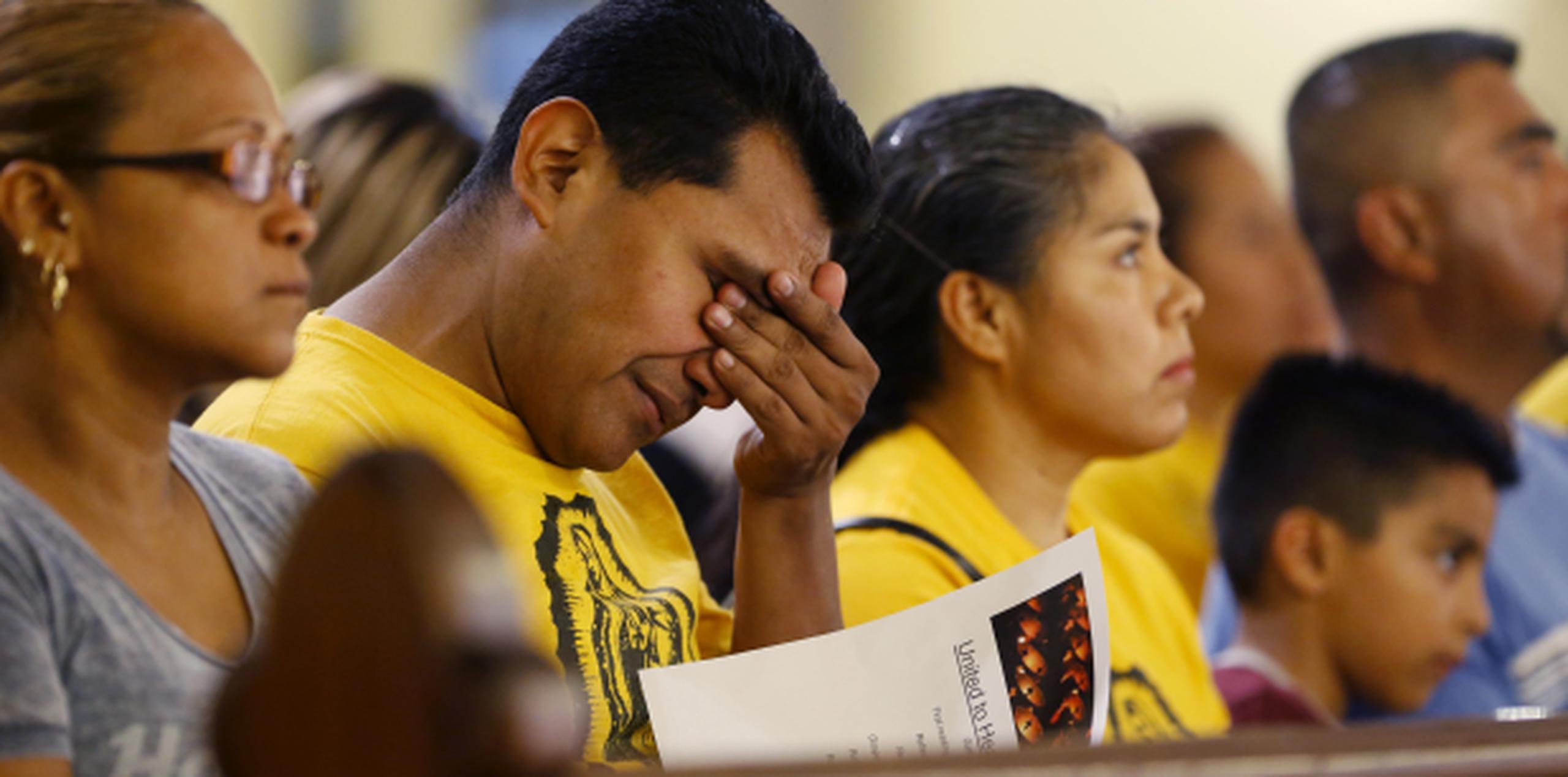 Un hombre llora en medio de un servicio religioso en honor a los policías caídos en una emboscada en Dallas. (AP)